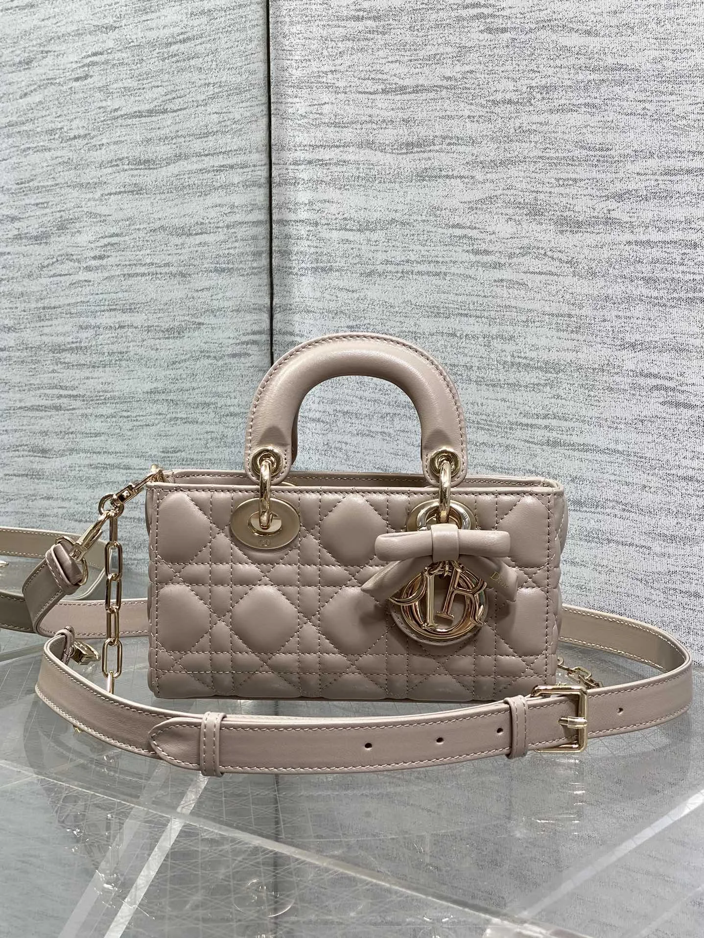 Dior Latest flip leather five-compartment zip bag women s crossbody bag Dior Latest flip leather five-compartment zip bag women s crossbody bag