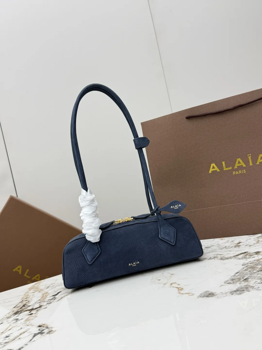 ALAIA A06029 Suede Dachsund Bag Women s Shoulder Bag ALAIA A06029 Suede Dachsund Bag Women s Shoulder Bag