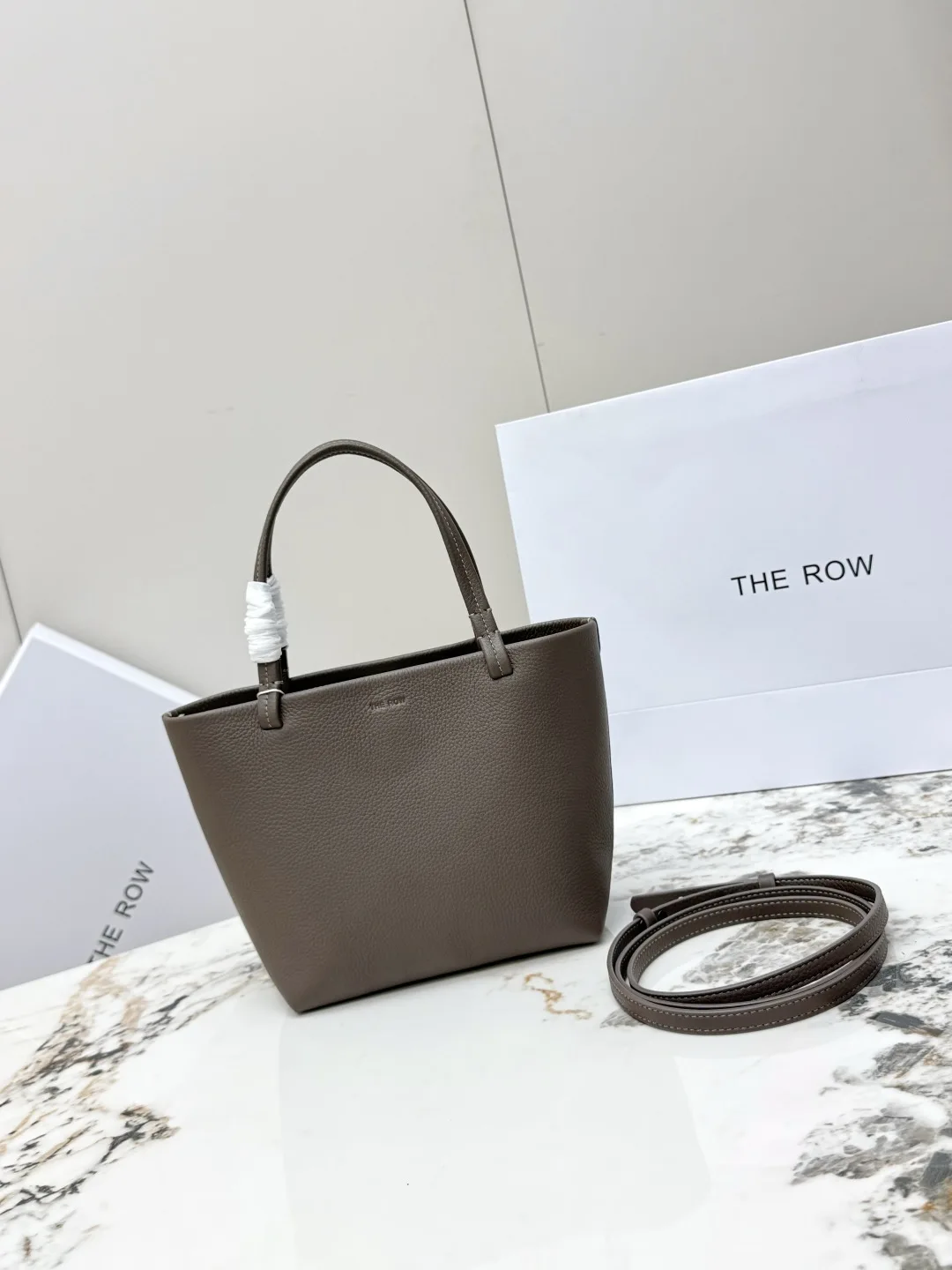 THE ROW T1199 Napa Crinkled Cowhide Tote Bag Women s Crossbody Bag THE ROW T1199 Napa Crinkled Cowhide Tote Bag Women s Crossbody Bag