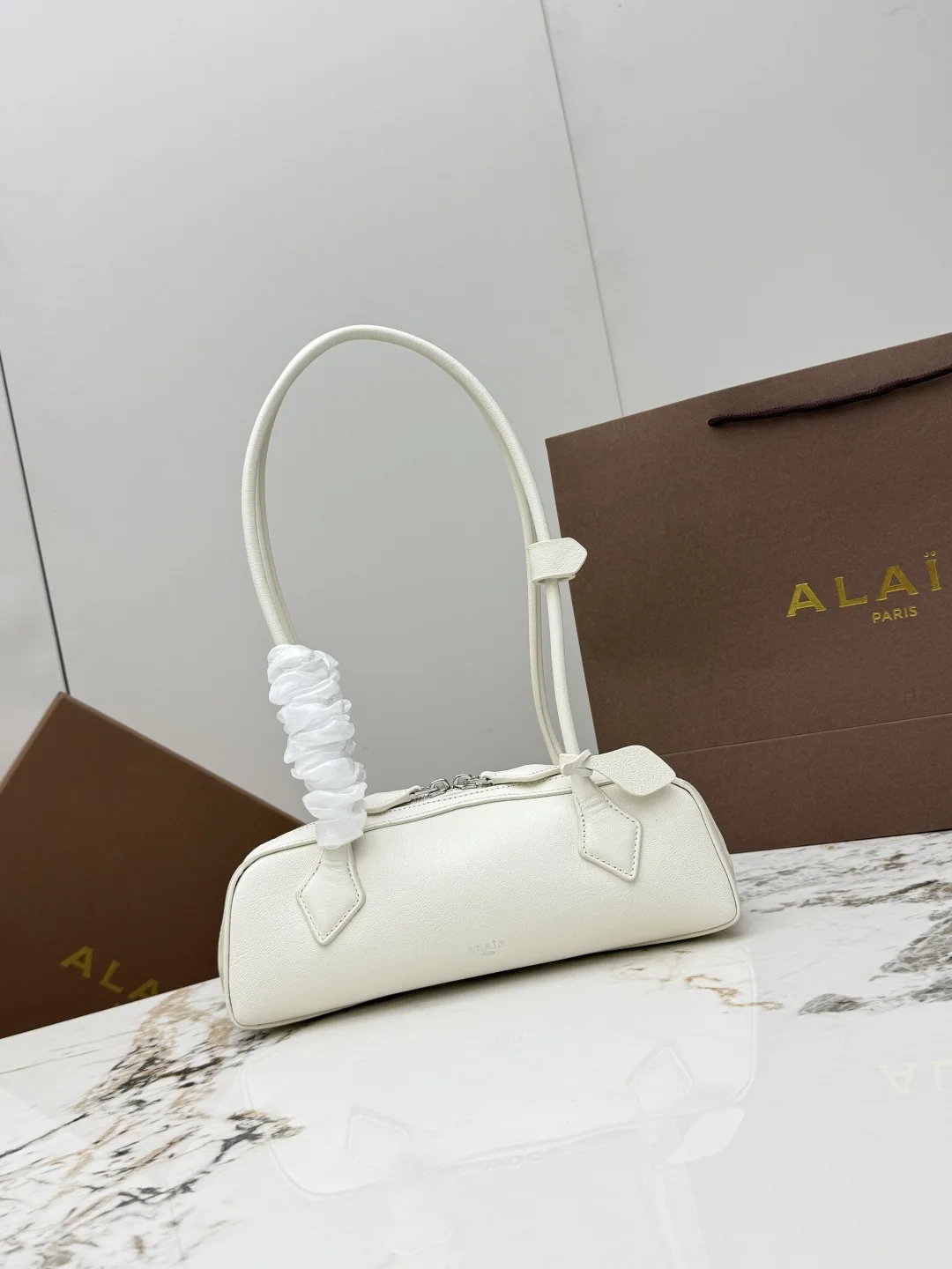 ALAIA A06029 Suede Wurst Bag Women s Shoulder Bag ALAIA A06029 Suede Wurst Bag Women s Shoulder Bag