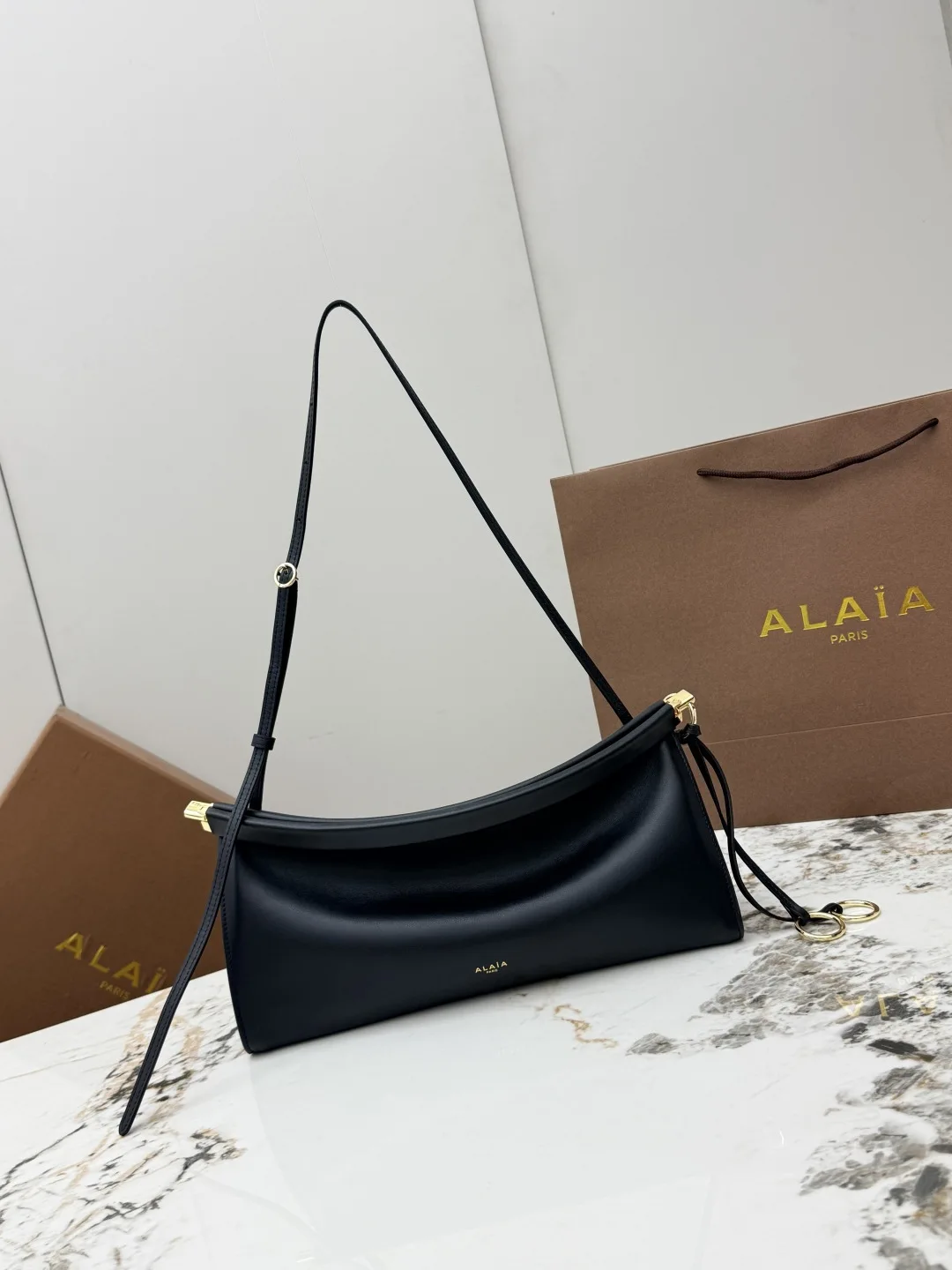 ALAIA A1431 Arc Clip Bag Women s Crossbody Bag