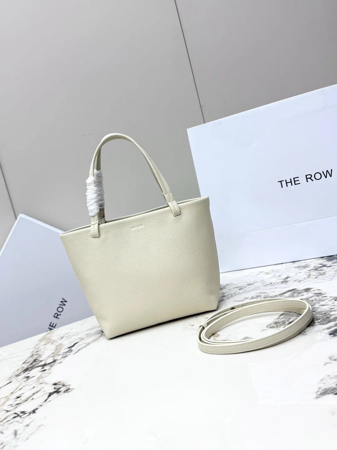 THE ROW T1199 Napa Crinkled Cowhide Tote Bag Women s Crossbody Bag THE ROW T1199 Napa Crinkled Cowhide Tote Bag Women s Crossbody Bag
