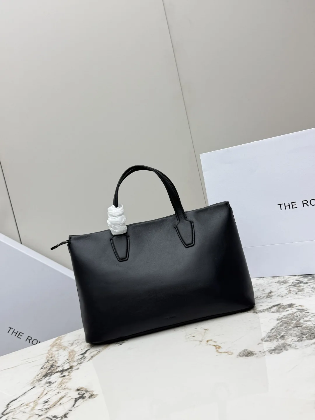 THE ROW T1909 Cowhide Pebble Grain Handbag Women s Handbag THE ROW T1909 Cowhide Pebble Grain Handbag Women s Handbag
