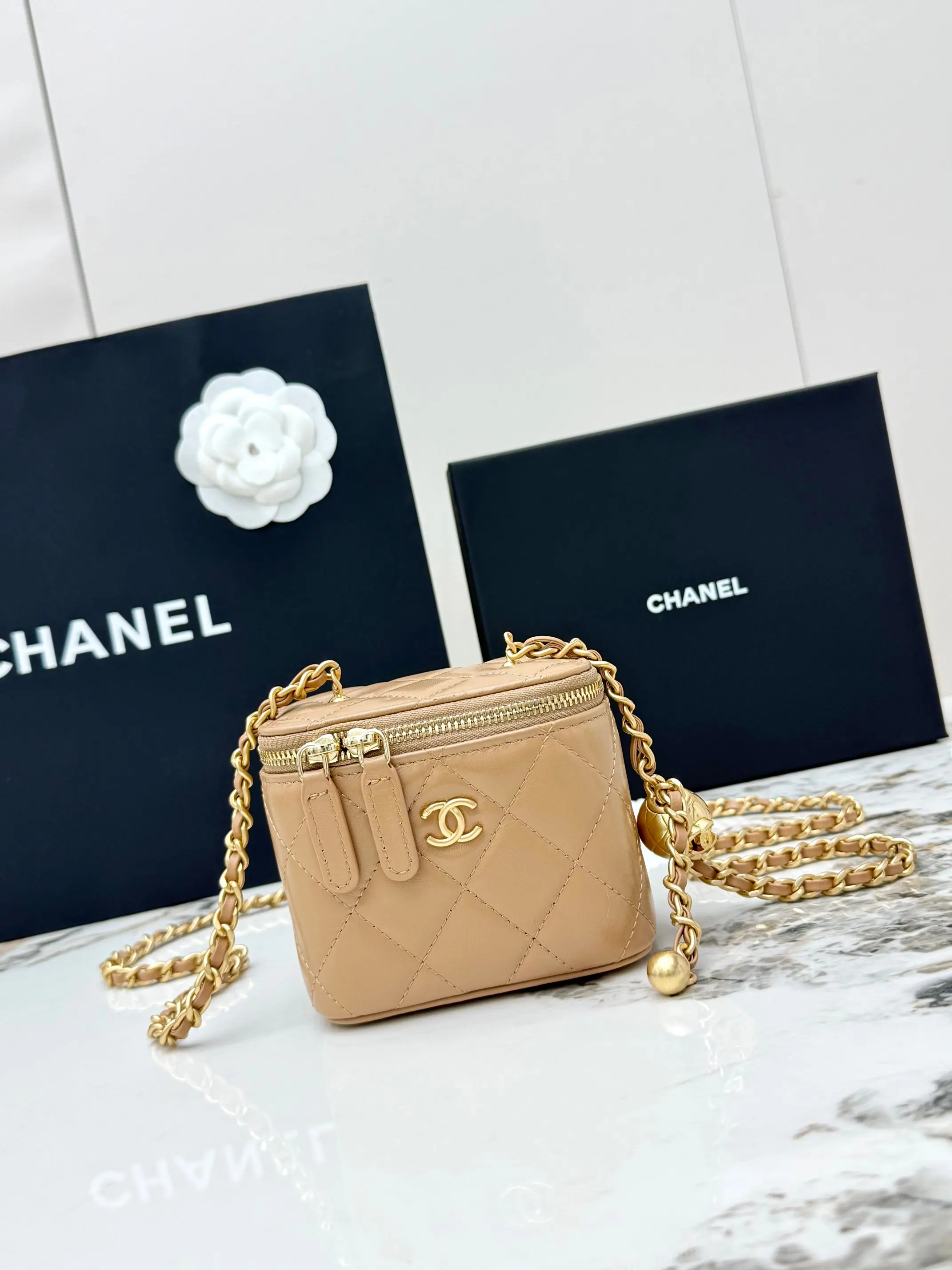 Chanel AP1447 All-Steel Golden Chain Box Bag Women s Crossbody Bag Chanel AP1447 All-Steel Golden Chain Box Bag Women s Crossbody Bag