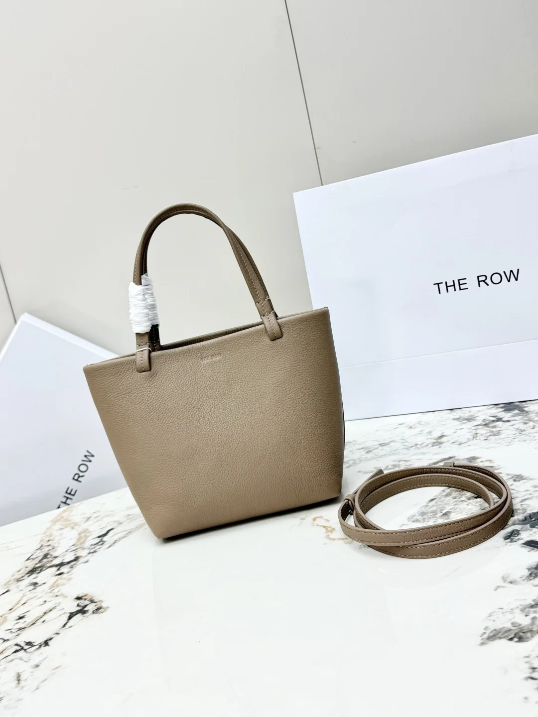 THE ROW T1199 Napa Crinkled Cowhide Tote Bag Women s Crossbody Bag THE ROW T1199 Napa Crinkled Cowhide Tote Bag Women s Crossbody Bag