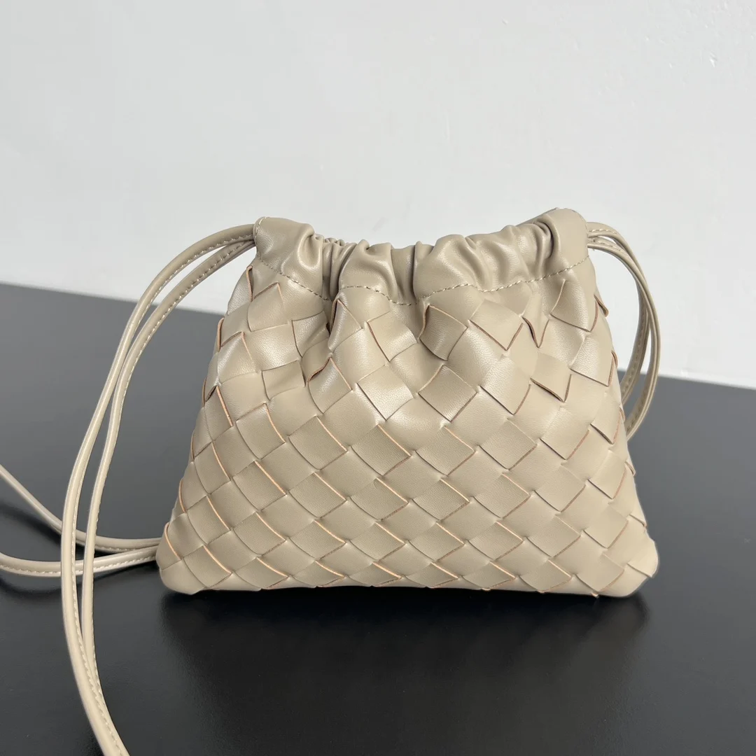 Bottega Veneta 816987 Color Matching Drawstring Trash Bag Women s Shoulder Bag Bottega Veneta 816987 Color Matching Drawstring Trash Bag Women s Shoulder Bag