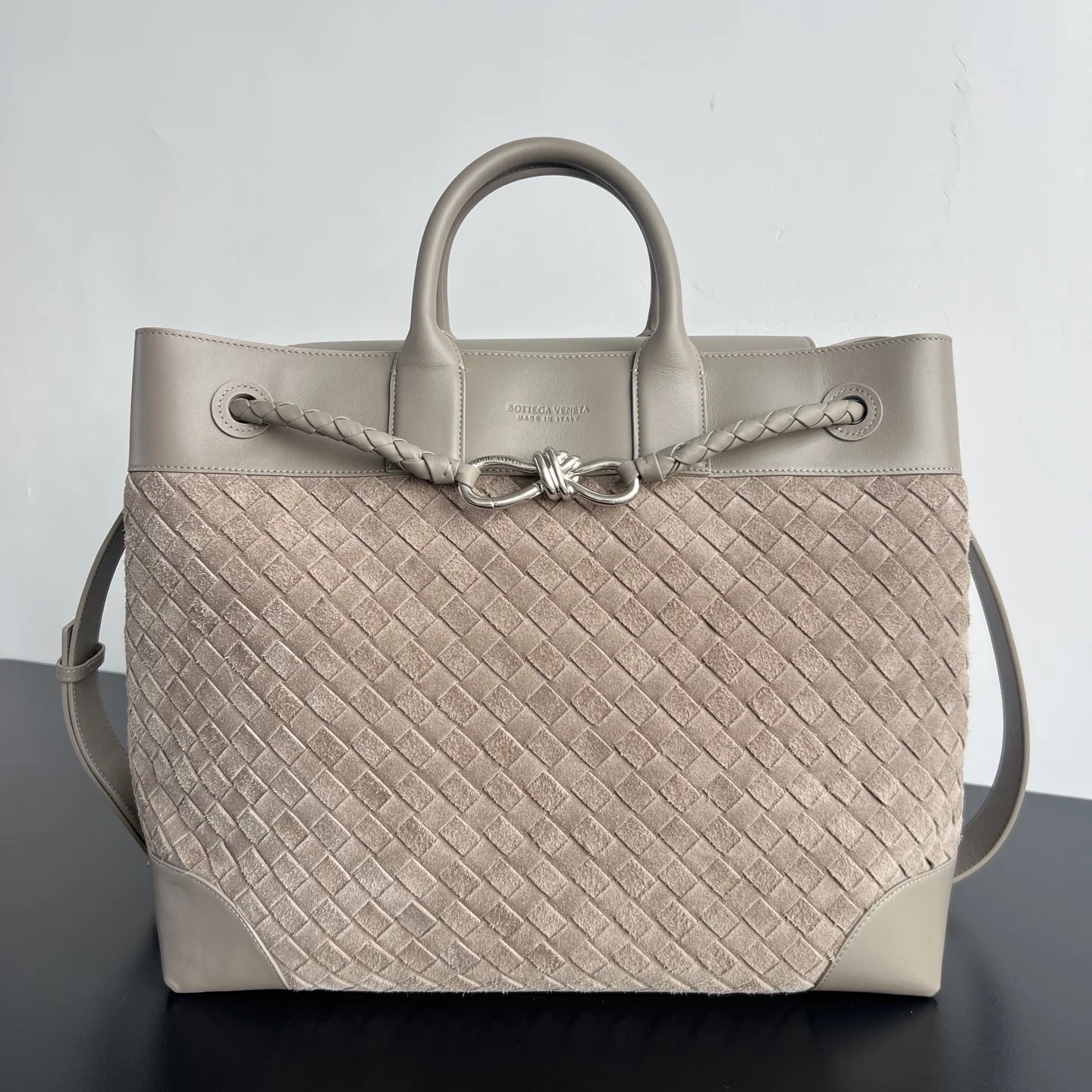 Bottega Veneta 827066 Metal Rope Knot Handbag Men s Crossbody Bag Bottega Veneta 827066 Metal Rope Knot Handbag Men s Crossbody Bag