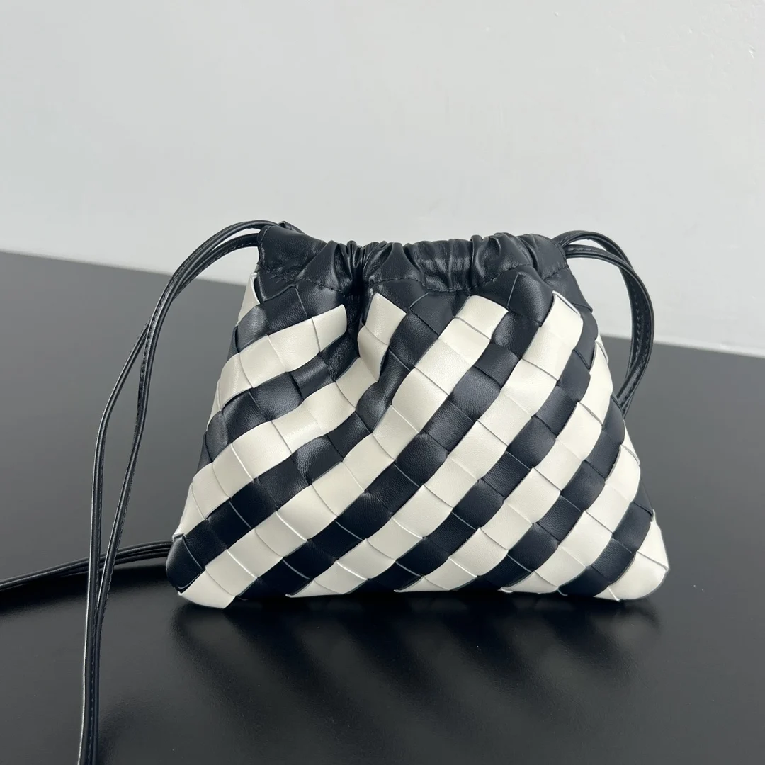 Bottega Veneta 816987 Color Matching Drawstring Trash Bag Women s Shoulder Bag Bottega Veneta 816987 Color Matching Drawstring Trash Bag Women s Shoulder Bag
