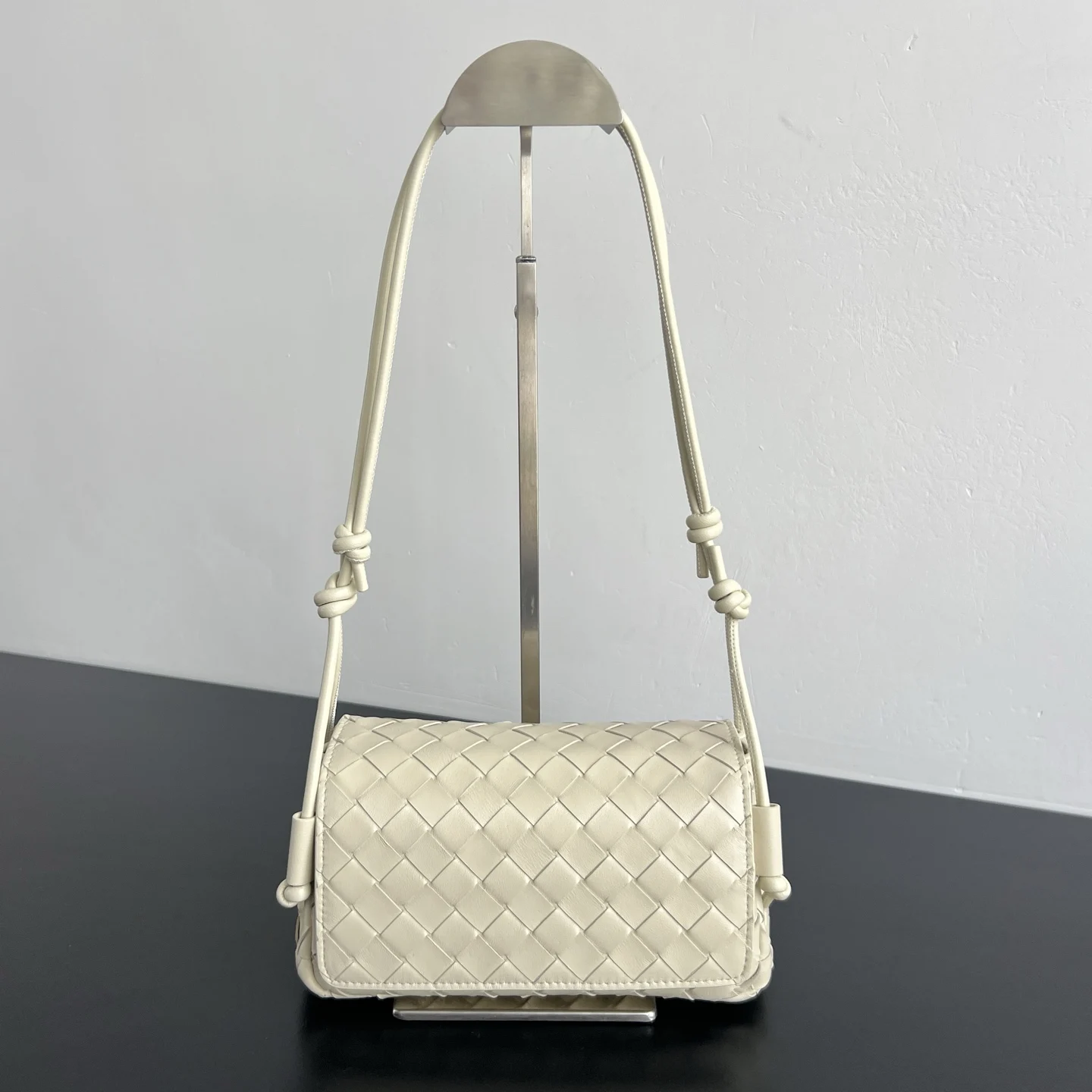 Bottega Veneta 843893 Flip Cover Double Compartment Large Capacity Small Bag Women s Crossbody Bag Bottega Veneta 843893 Flip Cover Double Compartment Large Capacity Small Bag Women s Crossbody Bag