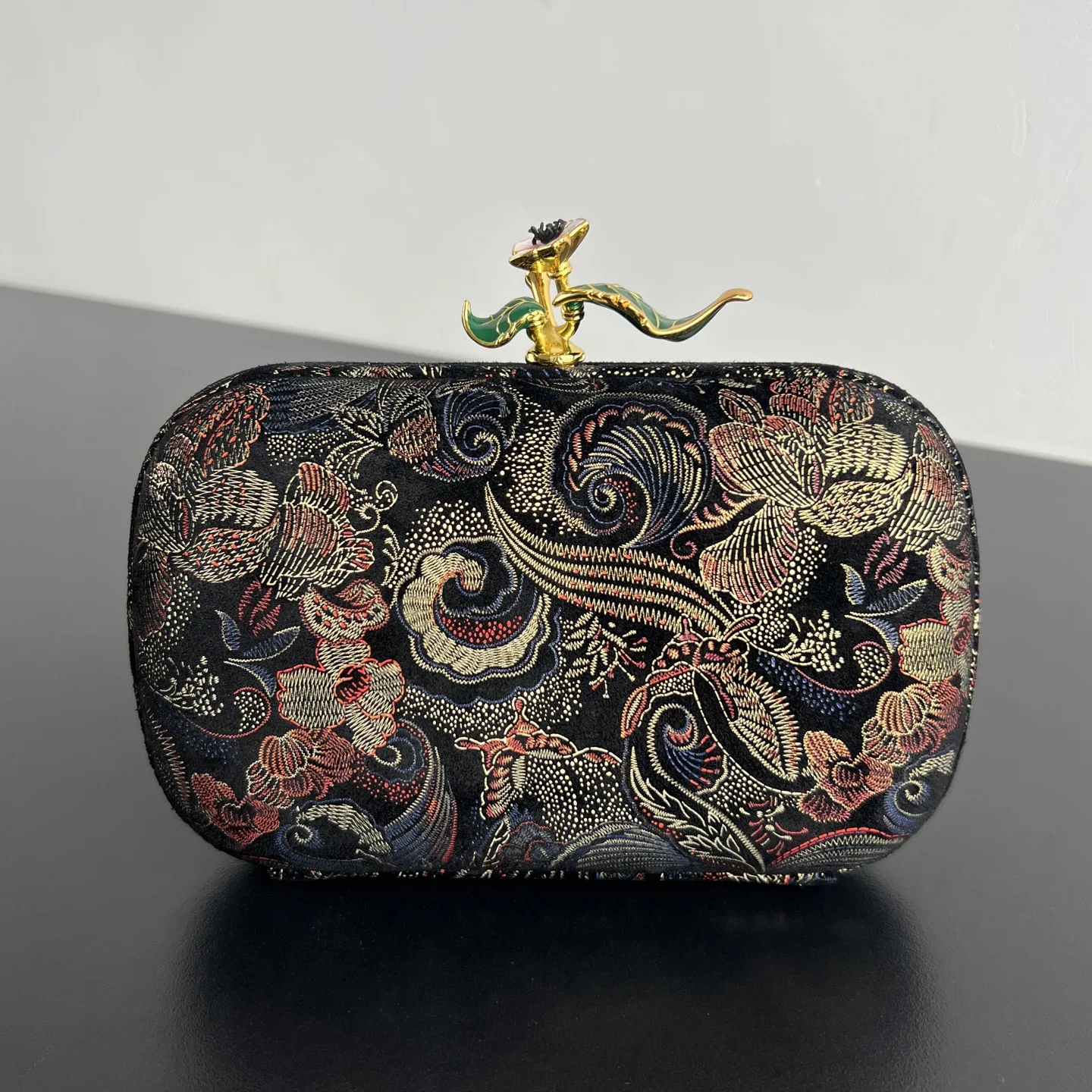 Bottega Veneta Velvet Low-Cut Evening Bag Women s Clutch Bottega Veneta Velvet Low-Cut Evening Bag Women s Clutch