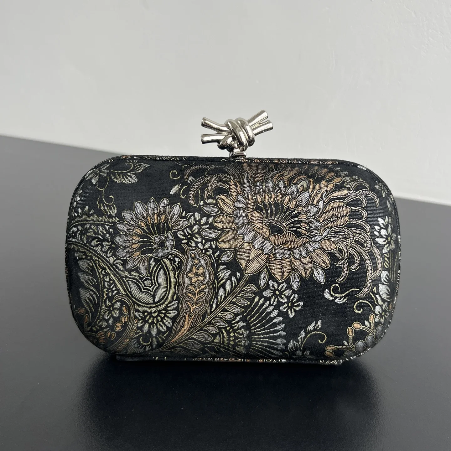 Bottega Veneta Velvet Low-Cut Evening Bag Women s Clutch Bottega Veneta Velvet Low-Cut Evening Bag Women s Clutch