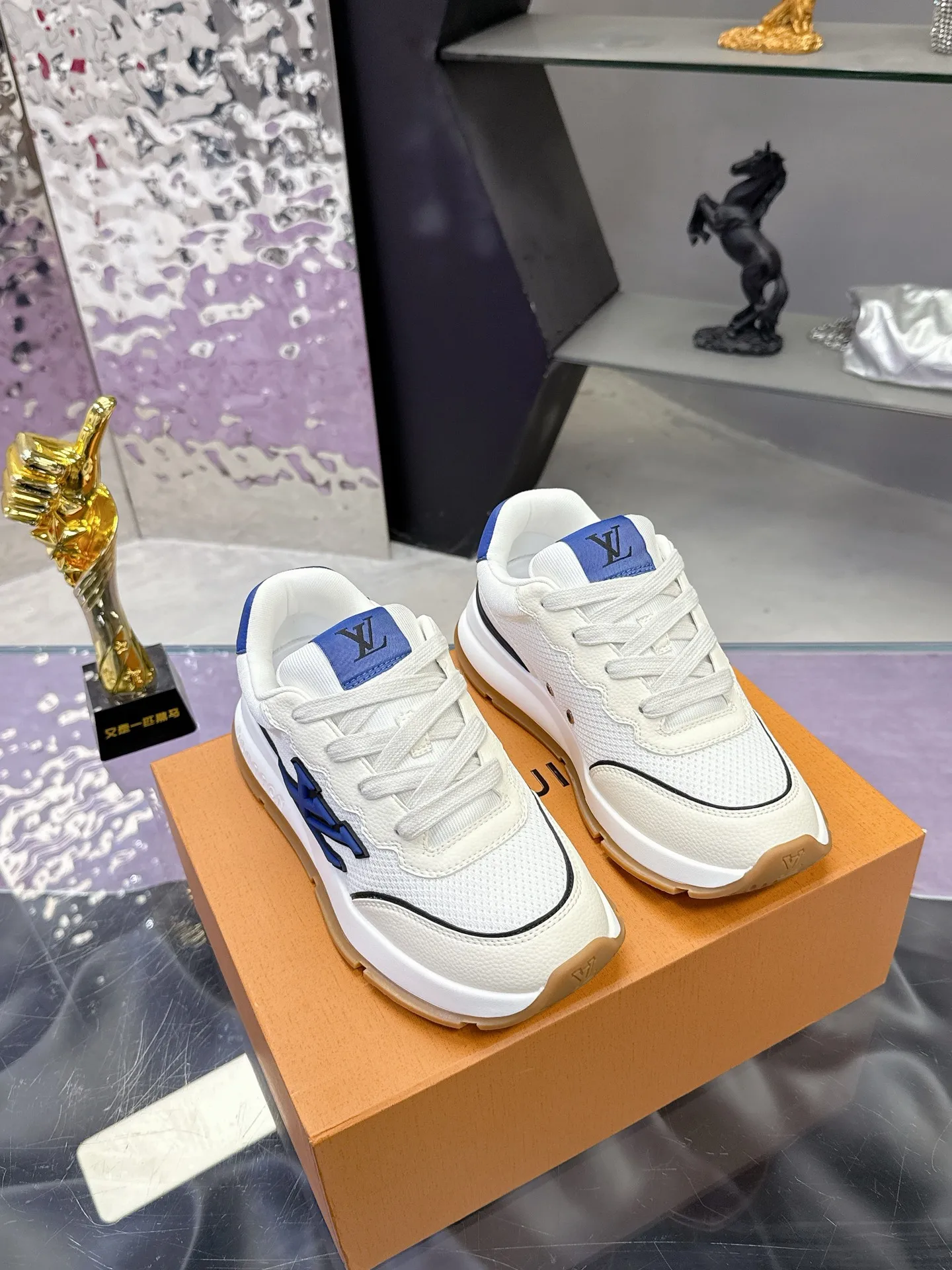 Louis Vuitton Canvas shoe series sports shoes couple sports shoes Louis Vuitton Canvas shoe series sports shoes couple sports shoes