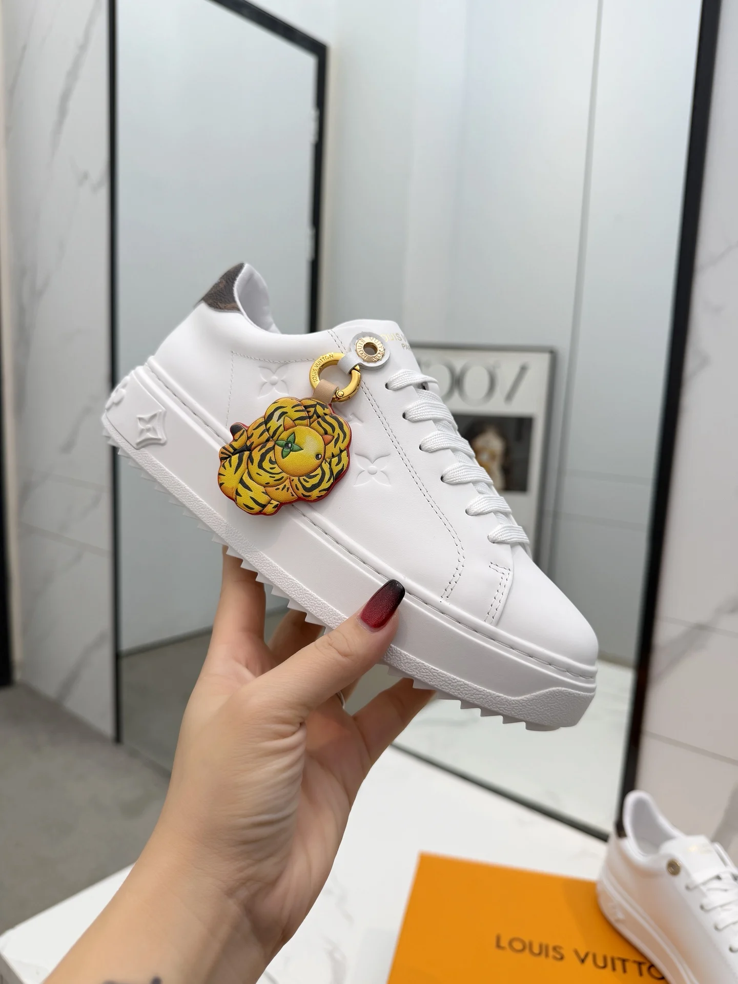 Louis Vuitton Cowhide pattern sports shoes Women s sports shoes Louis Vuitton Cowhide pattern sports shoes Women s sports shoes