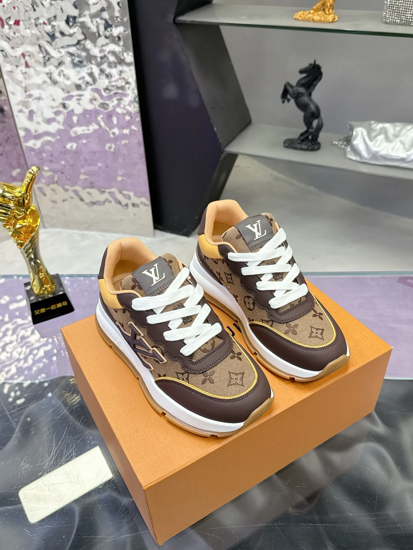 Louis Vuitton Canvas shoe series sports shoes couple sports shoes Louis Vuitton Canvas shoe series sports shoes couple sports shoes