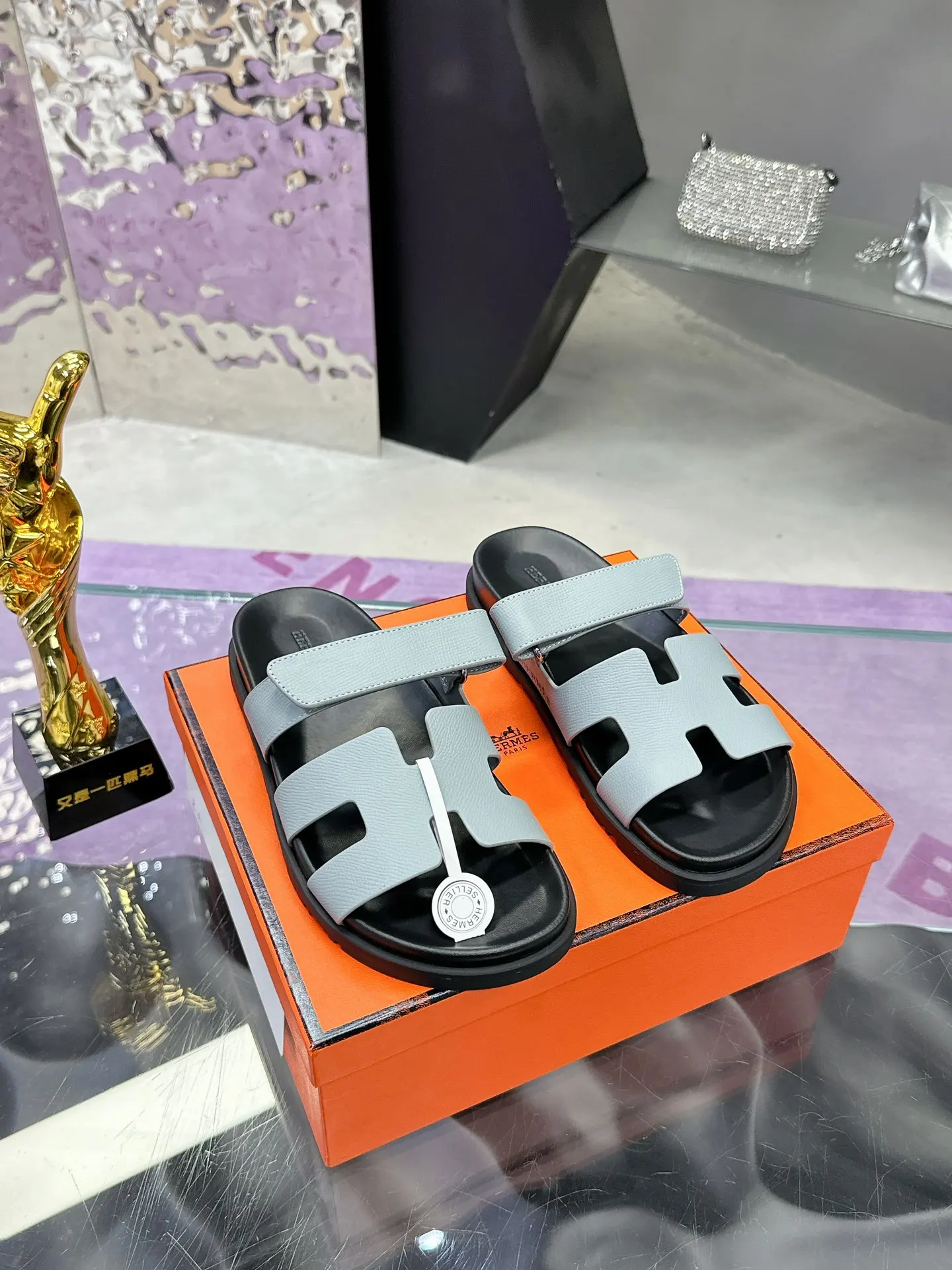 Hermes Latest model of Er Jiu magic solid wood slippers, couple s slippers. Hermes Latest model of Er Jiu magic solid wood slippers, couple s slippers.