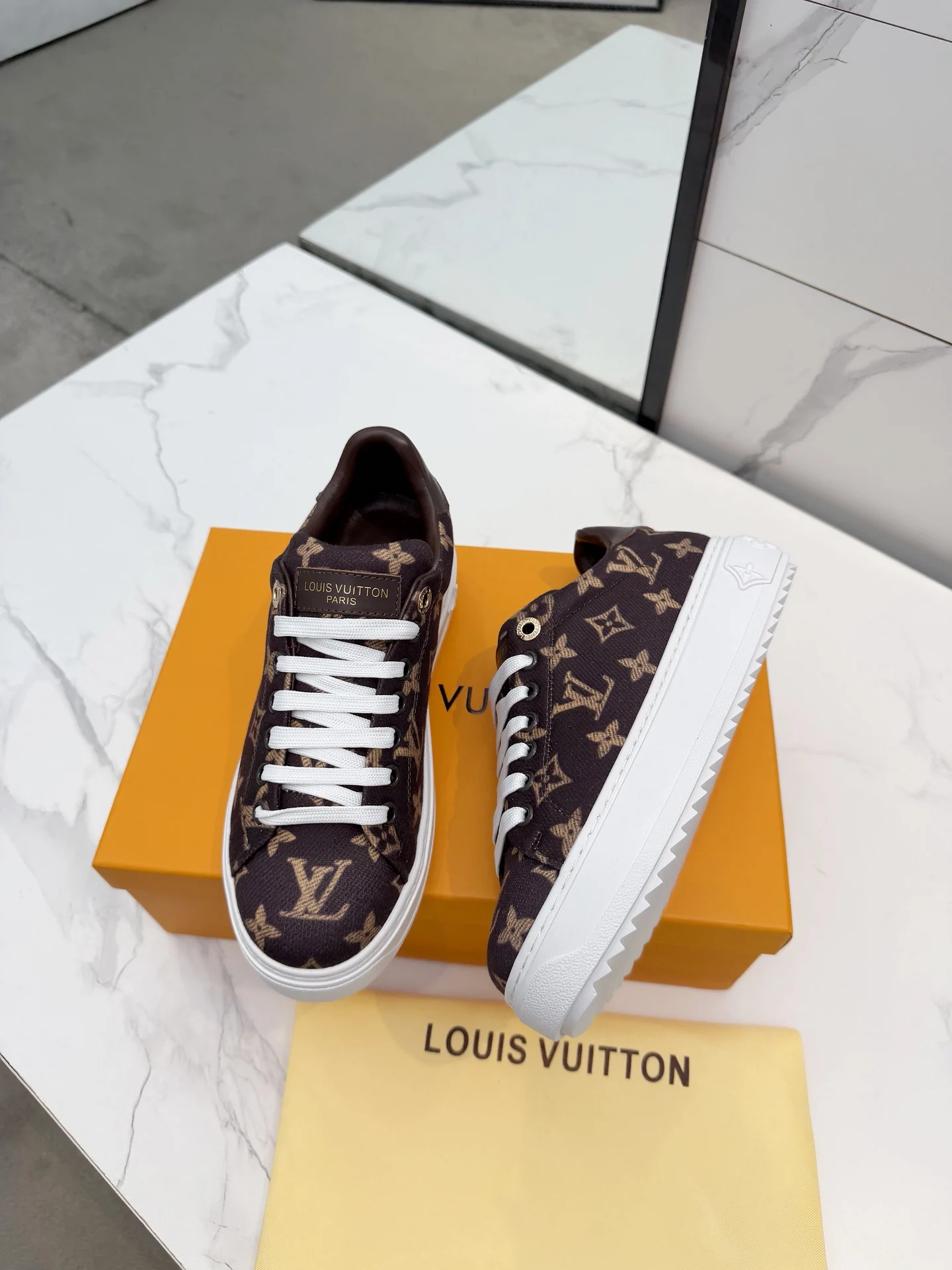 Louis Vuitton Cowhide pattern sports shoes Women s sports shoes Louis Vuitton Cowhide pattern sports shoes Women s sports shoes