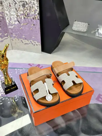 Latest model Er Jiu magic solid wood slippers, couple slippers. Replica Hermes Womens Sandals and Slides