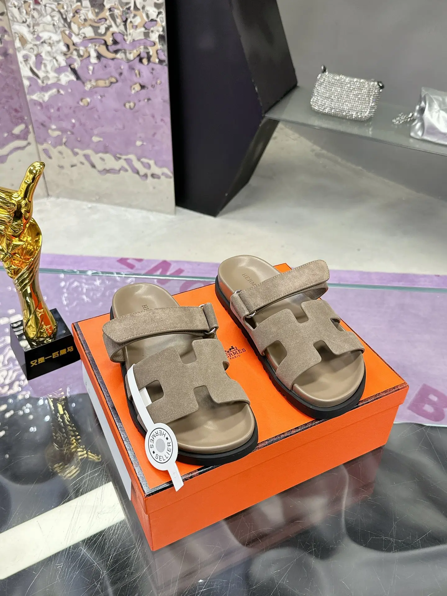 Hermes Latest version of Er Jiu magic solid wood slippers, couple s slippers. Hermes Latest version of Er Jiu magic solid wood slippers, couple s slippers.