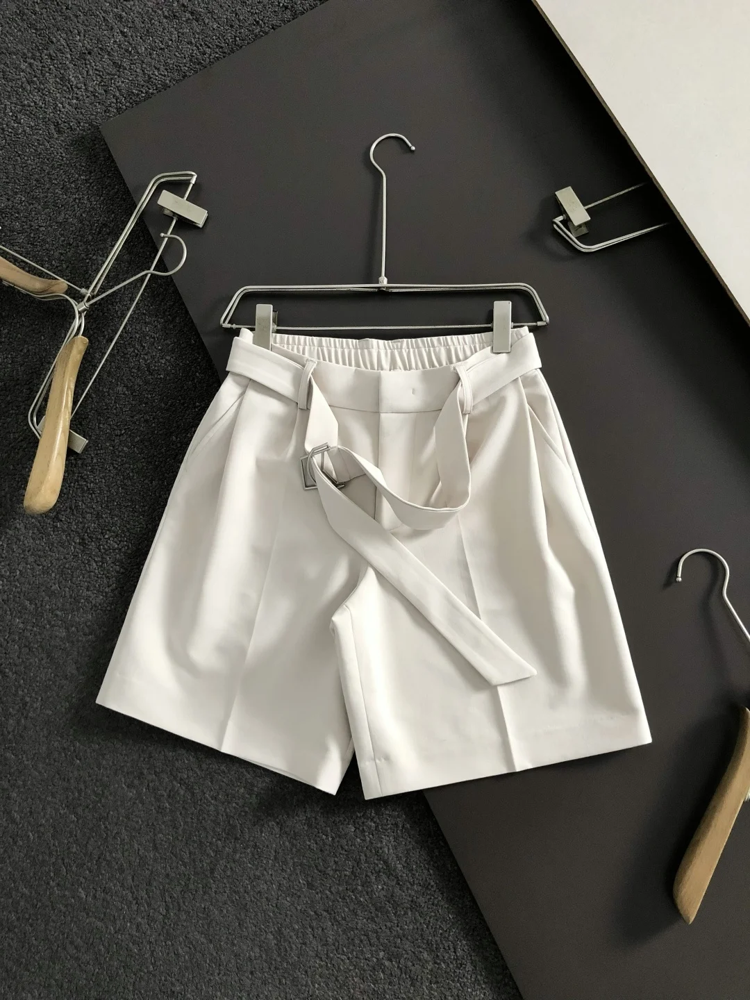 Loewe Solid color versatile personality belt for spring and summer shorts. Loewe Solid color versatile personality belt for spring and summer shorts.