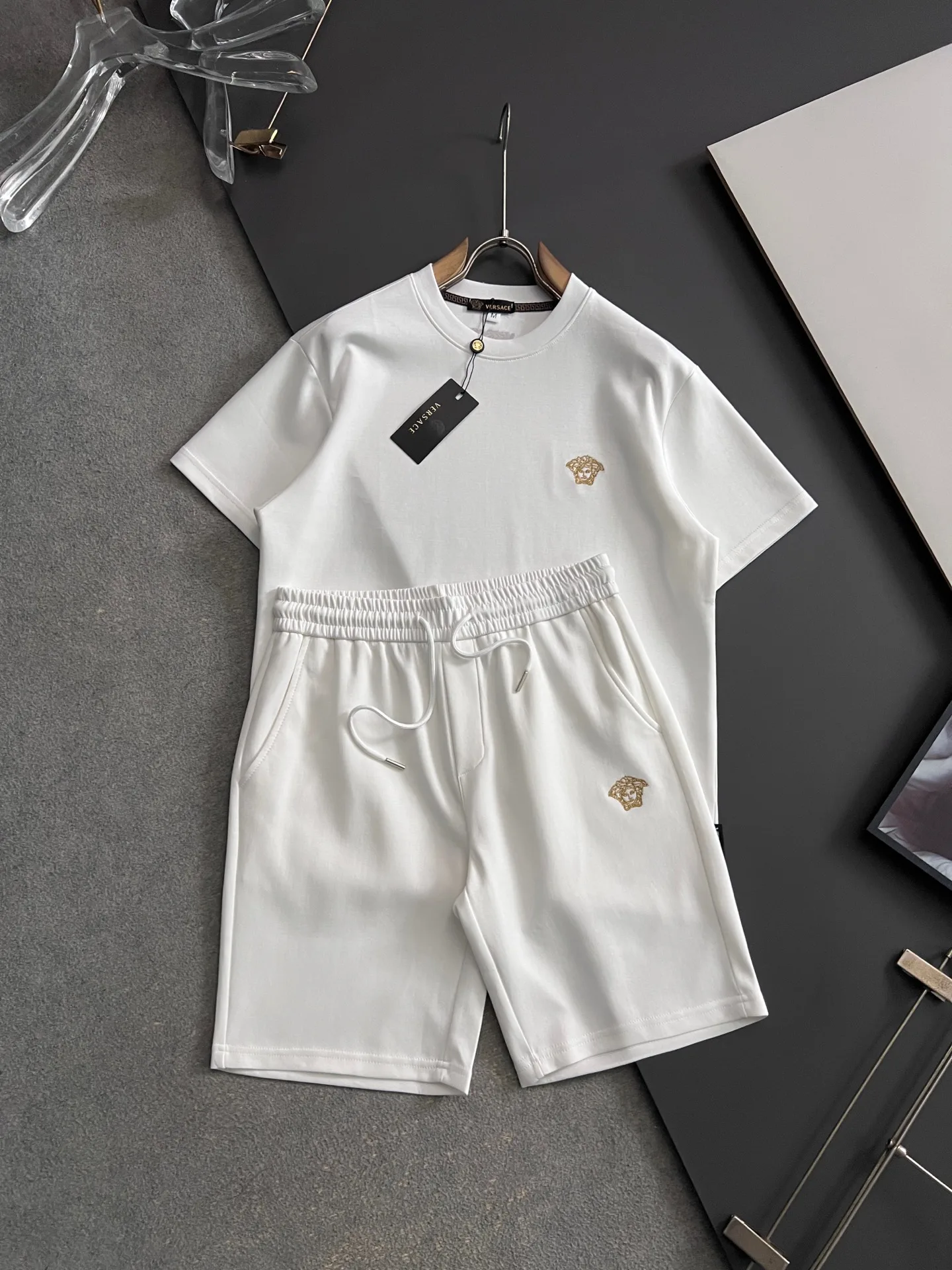 Versace Spring and summer latest short-sleeve T-shirt and shorts set. Versace Spring and summer latest short-sleeve T-shirt and shorts set.