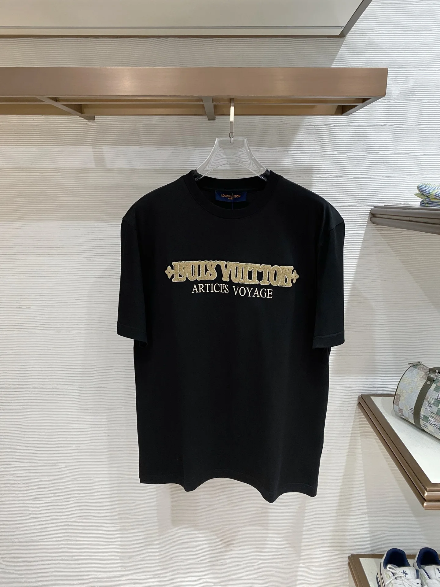 Louis Vuitton Latest men s short-sleeve round-neck T-shirt Louis Vuitton Latest men s short-sleeve round-neck T-shirt