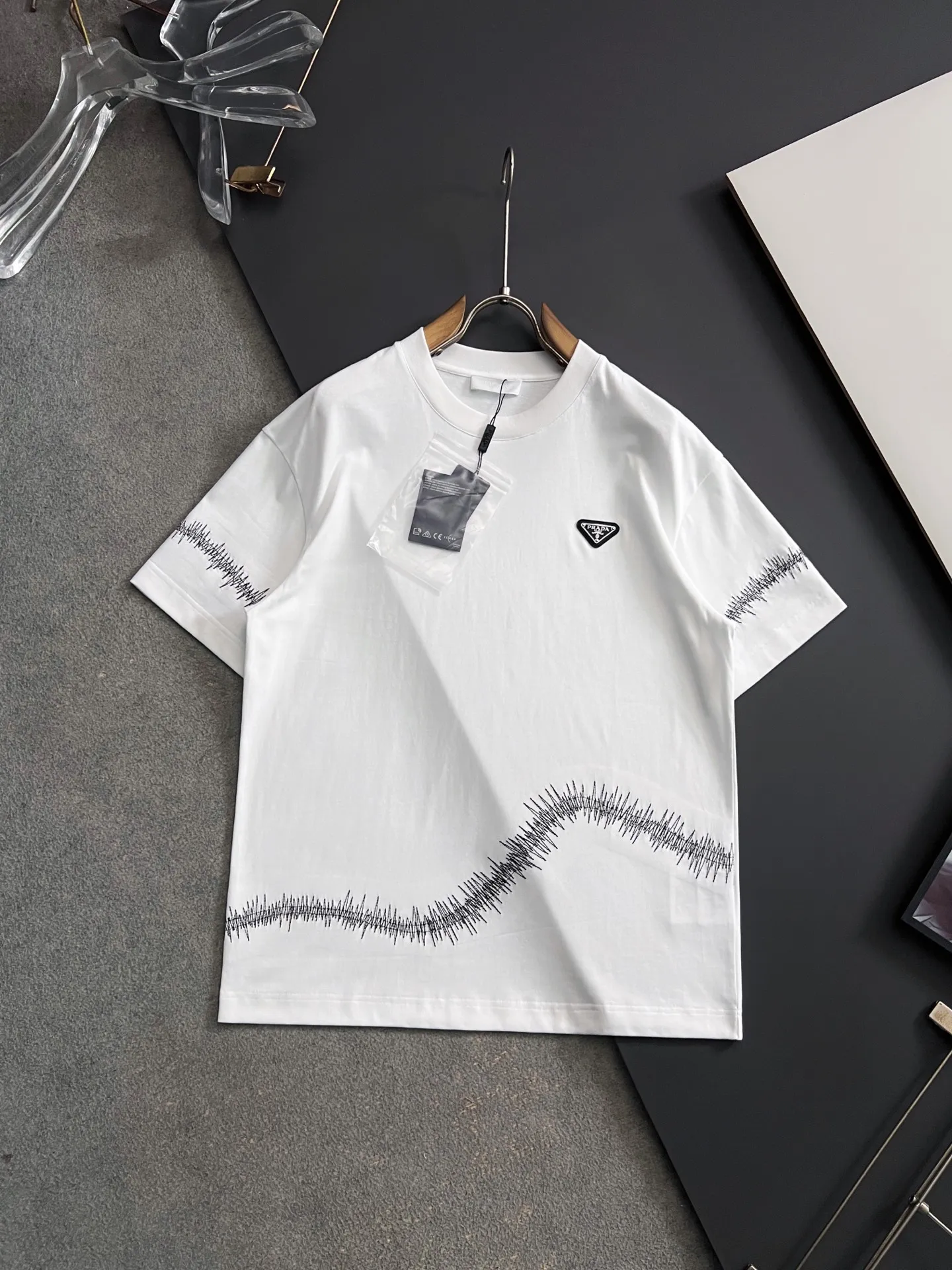 Prada Pure cotton double yarn hot-selling men s short-sleeve T-shirt Prada Pure cotton double yarn hot-selling men s short-sleeve T-shirt