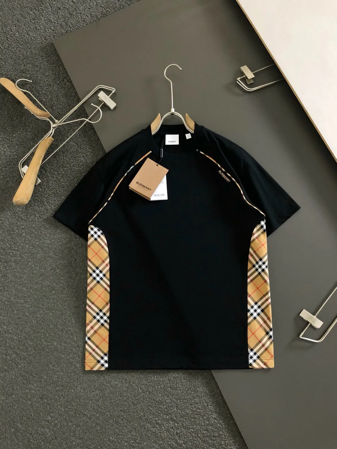 Burberry Heavy industry plaid splicing with letter embroidery spring and summer short sleeves Burberry Heavy industry plaid splicing with letter embroidery spring and summer short sleeves