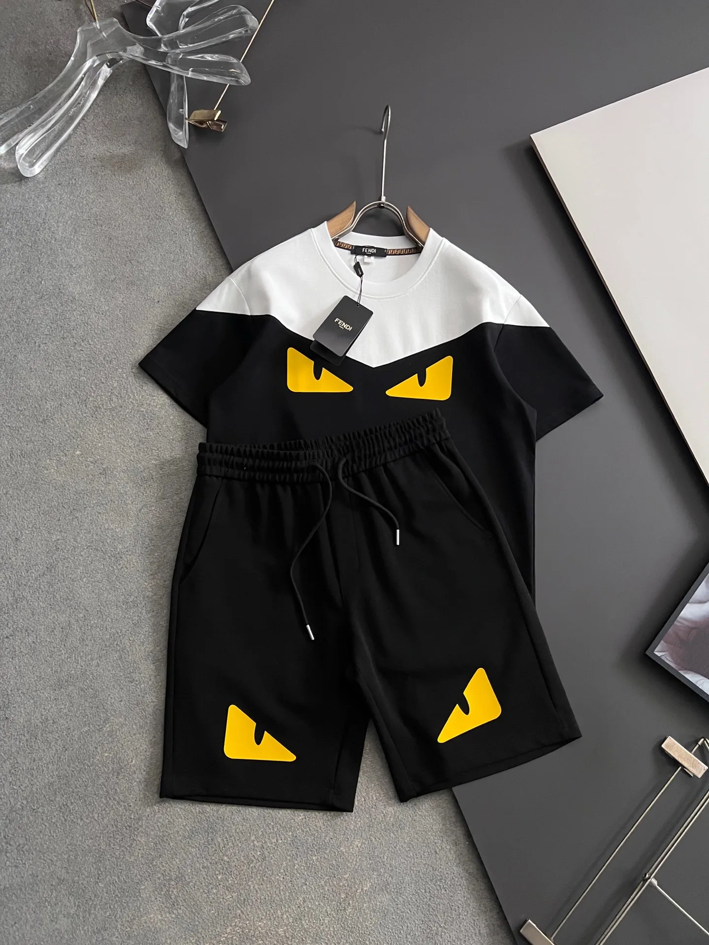 Fendi Spring and summer latest short-sleeve T-shirt and shorts set. Fendi Spring and summer latest short-sleeve T-shirt and shorts set.