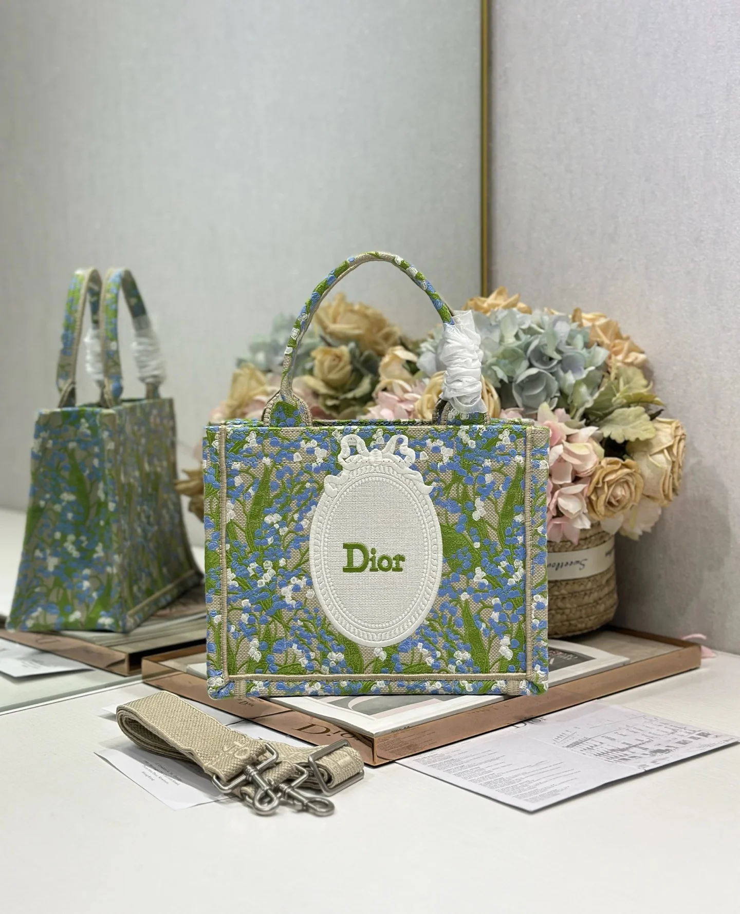 Dior 1286 Embroidered Shopping Bag Women s Shoulder Bag Dior 1286 Embroidered Shopping Bag Women s Shoulder Bag