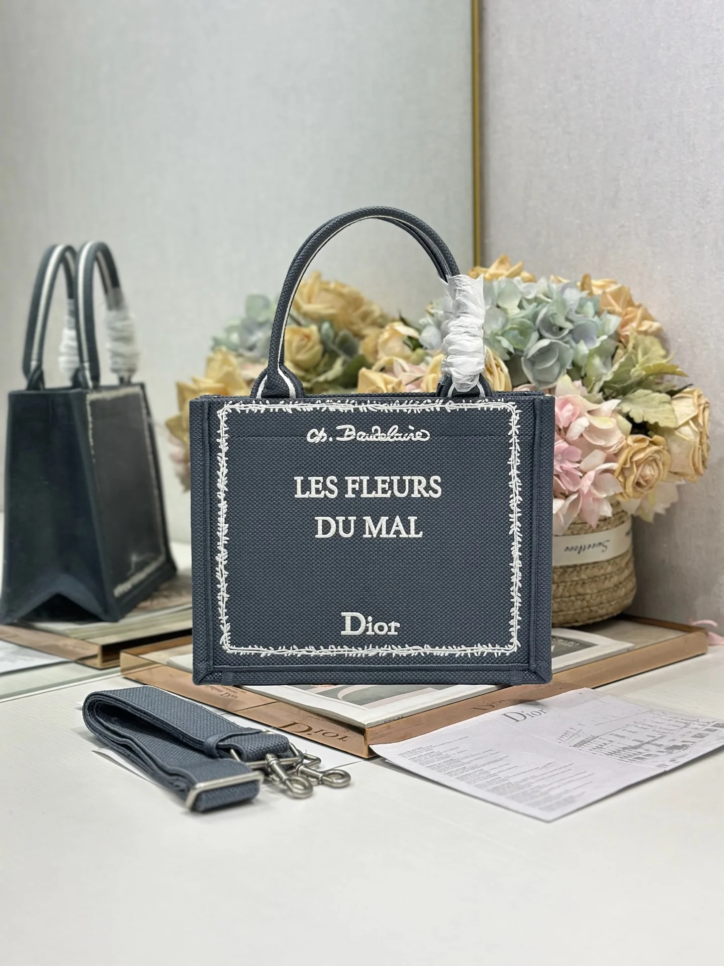 Dior 1286 Embossed Embroidery Shopping Bag Women s Shoulder Bag Dior 1286 Embossed Embroidery Shopping Bag Women s Shoulder Bag