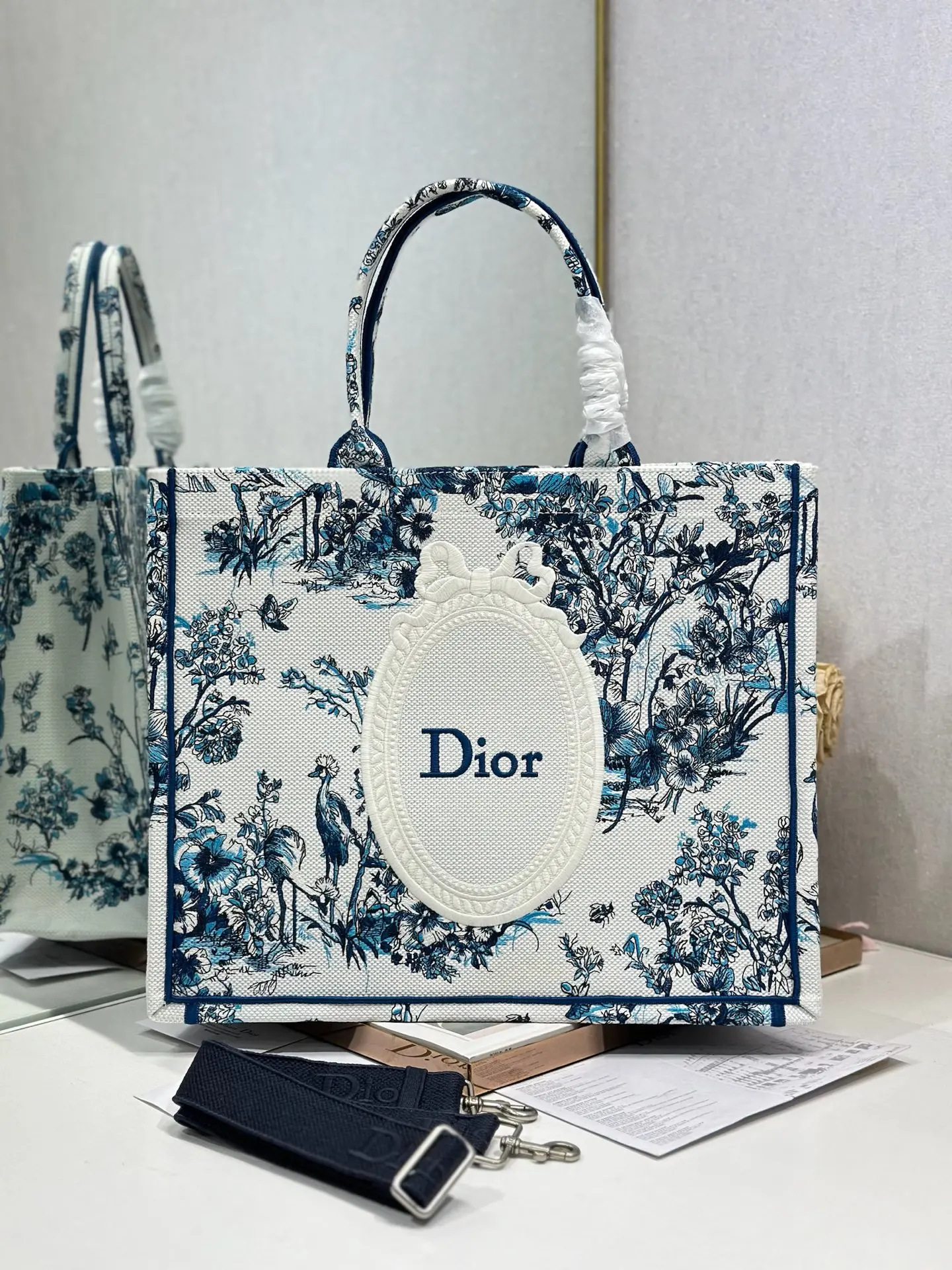 Dior 1286 Embossed Embroidery Shopping Bag Women s Shoulder Bag Dior 1286 Embossed Embroidery Shopping Bag Women s Shoulder Bag