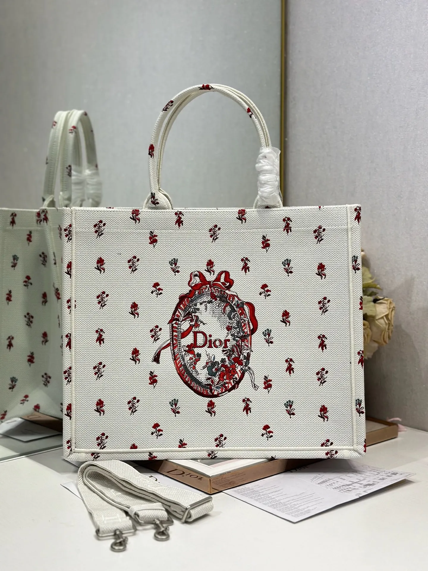 Dior 1286 Embossed Embroidery Shopping Bag Women s Shoulder Bag Dior 1286 Embossed Embroidery Shopping Bag Women s Shoulder Bag