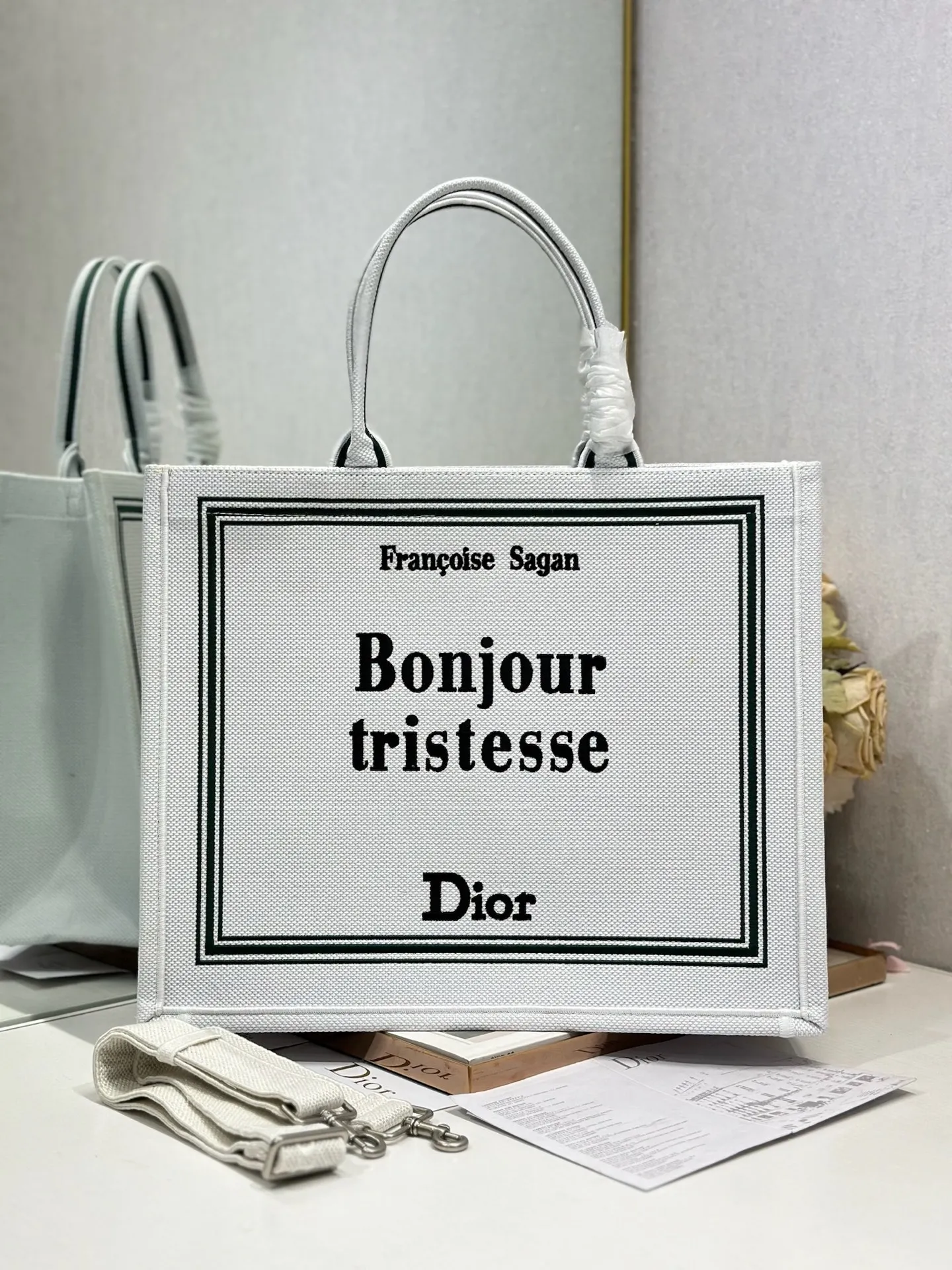 Dior 1286 Embossed Embroidery Shopping Bag Women s Shoulder Bag Dior 1286 Embossed Embroidery Shopping Bag Women s Shoulder Bag