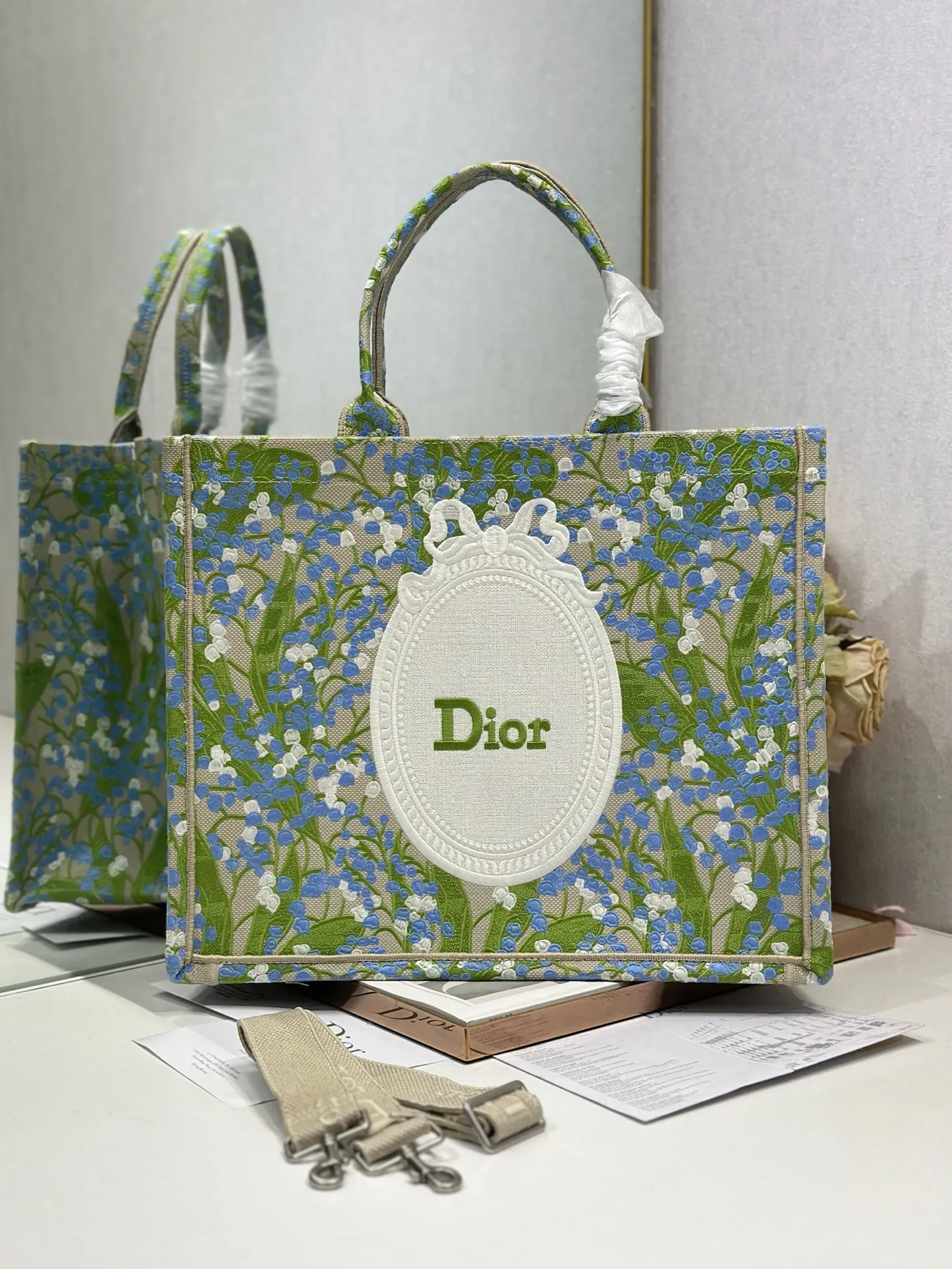 Dior 1286 Embossed Embroidery Shopping Bag Women s Shoulder Bag Dior 1286 Embossed Embroidery Shopping Bag Women s Shoulder Bag