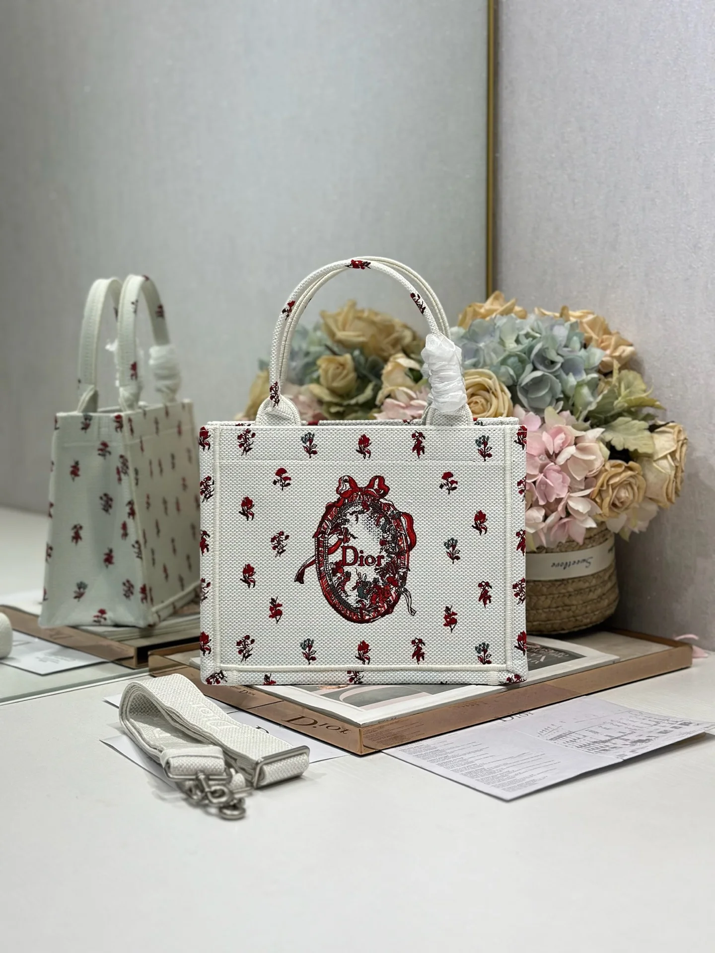 Dior 1286 Embossed Embroidery Shopping Bag Women s Shoulder Bag Dior 1286 Embossed Embroidery Shopping Bag Women s Shoulder Bag