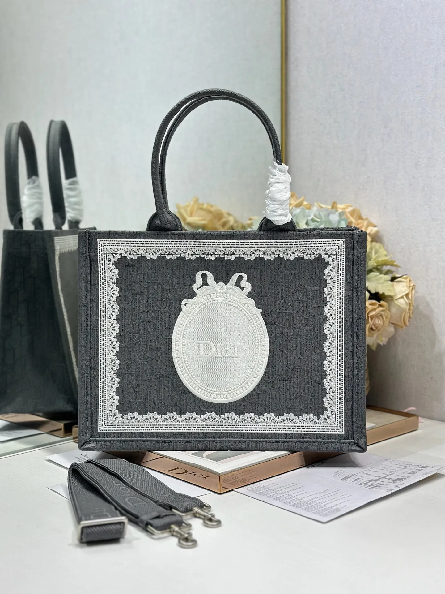 Dior 1286 Embossed Embroidery Shopping Bag Women s Shoulder Bag Dior 1286 Embossed Embroidery Shopping Bag Women s Shoulder Bag