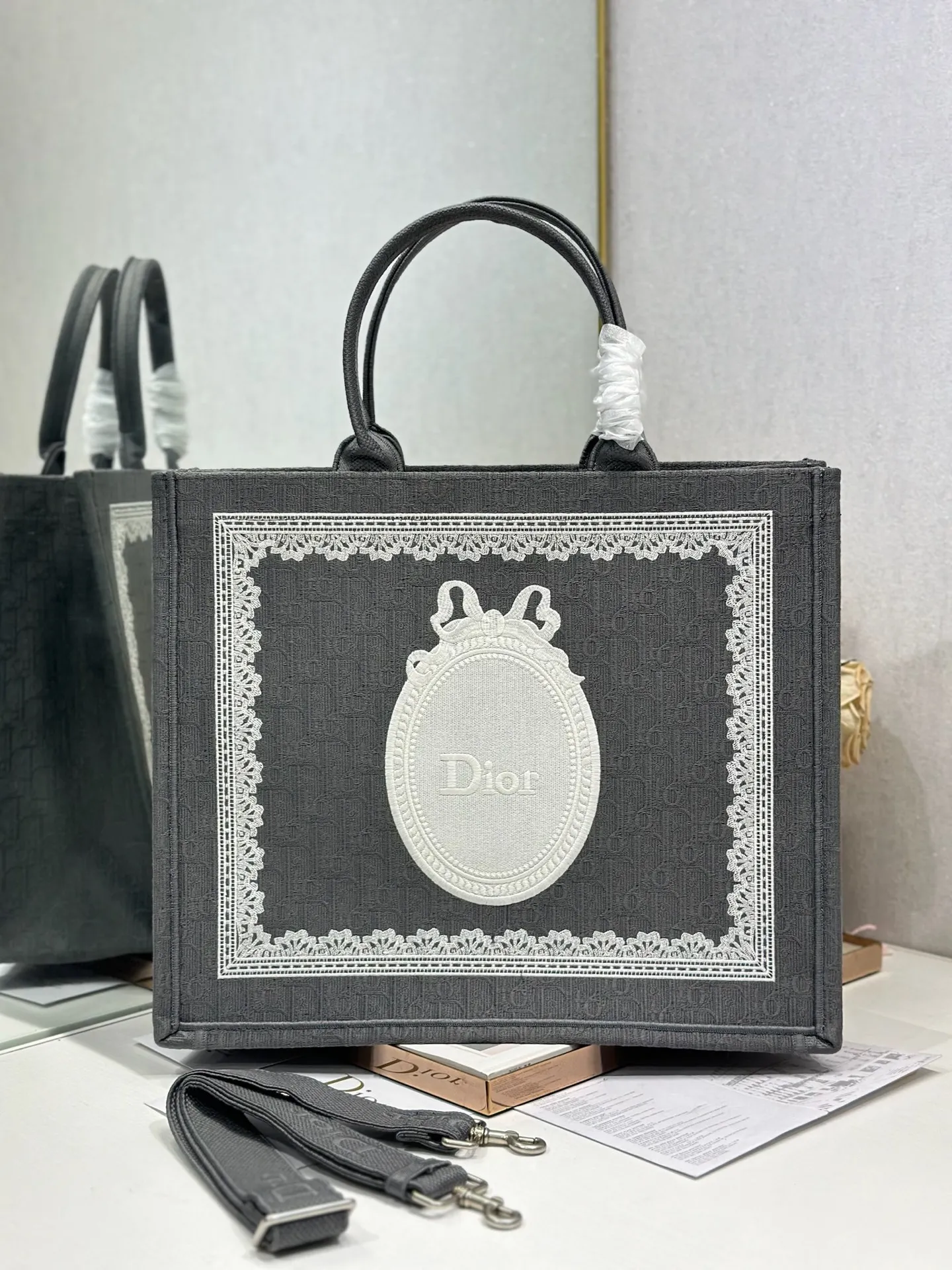 Dior 1286 Embossed Embroidery Shopping Bag Women s Shoulder Bag Dior 1286 Embossed Embroidery Shopping Bag Women s Shoulder Bag