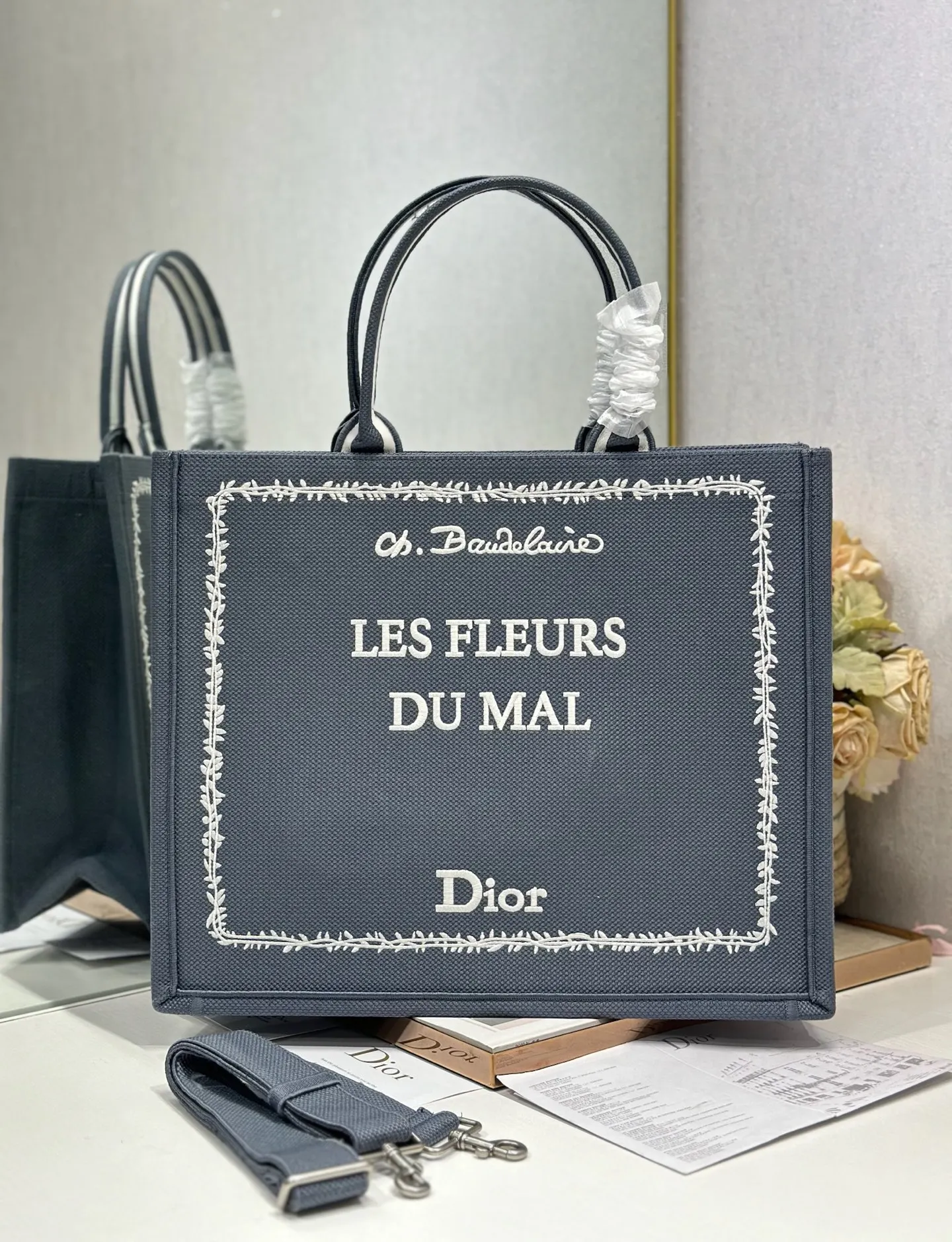 Dior 1286 Embossed Embroidery Shopping Bag Women s Shoulder Bag Dior 1286 Embossed Embroidery Shopping Bag Women s Shoulder Bag