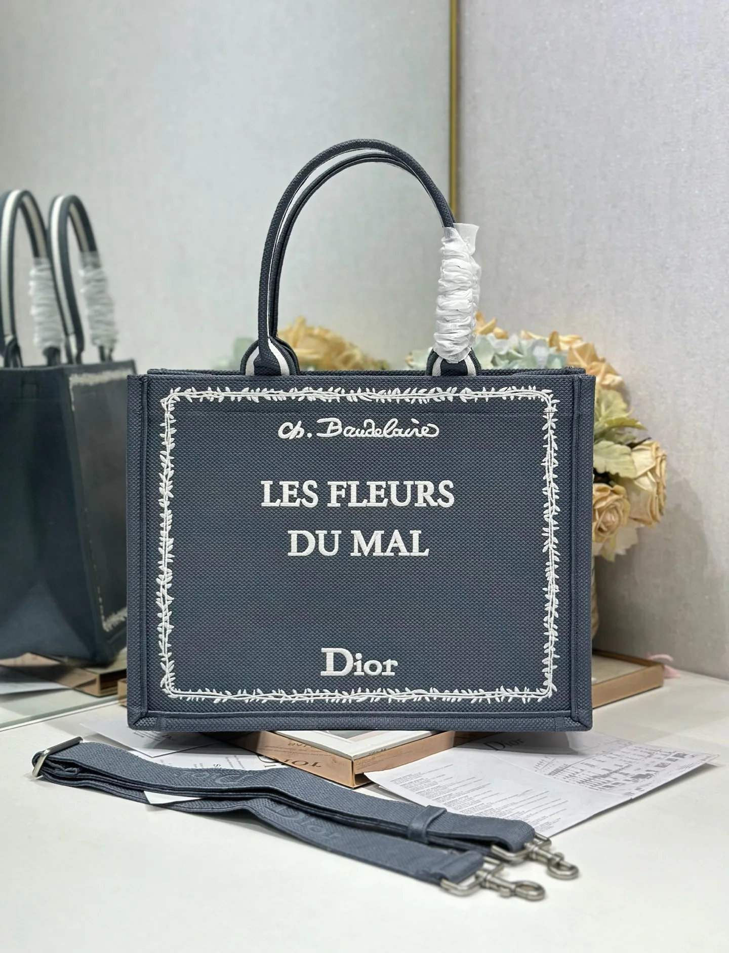 Dior 1286 Embossed Embroidery Shopping Bag Women s Shoulder Bag Dior 1286 Embossed Embroidery Shopping Bag Women s Shoulder Bag