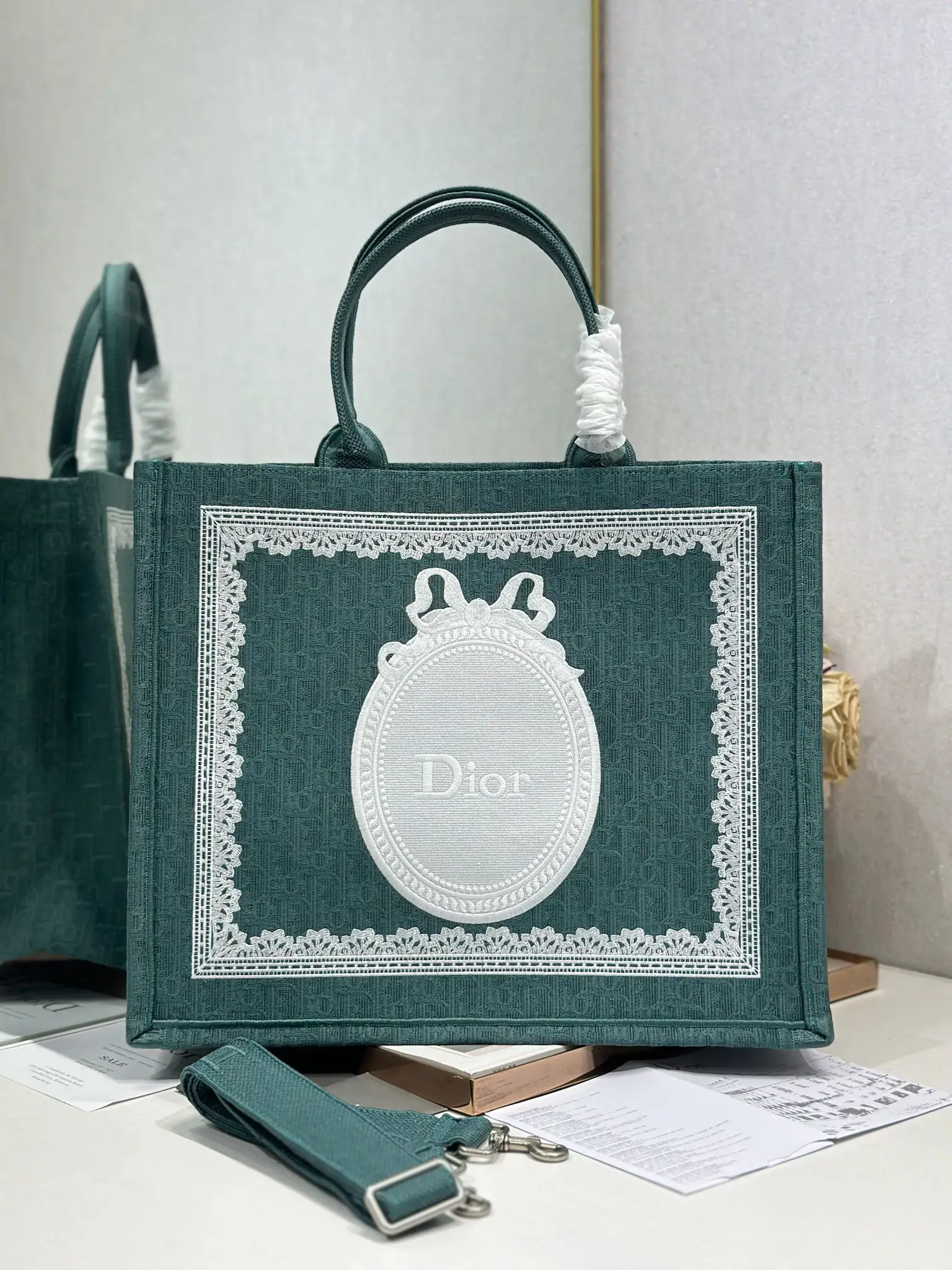 Dior 1286 Pattern Embroidered Shopping Bag Women s Shoulder Bag Dior 1286 Pattern Embroidered Shopping Bag Women s Shoulder Bag