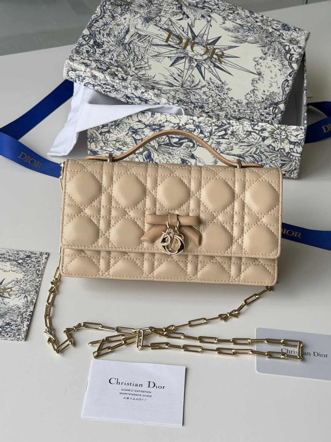 Dior S0984 Bowknot Pearl Chain Clutch Bag Women s Crossbody Bag Dior S0984 Bowknot Pearl Chain Clutch Bag Women s Crossbody Bag
