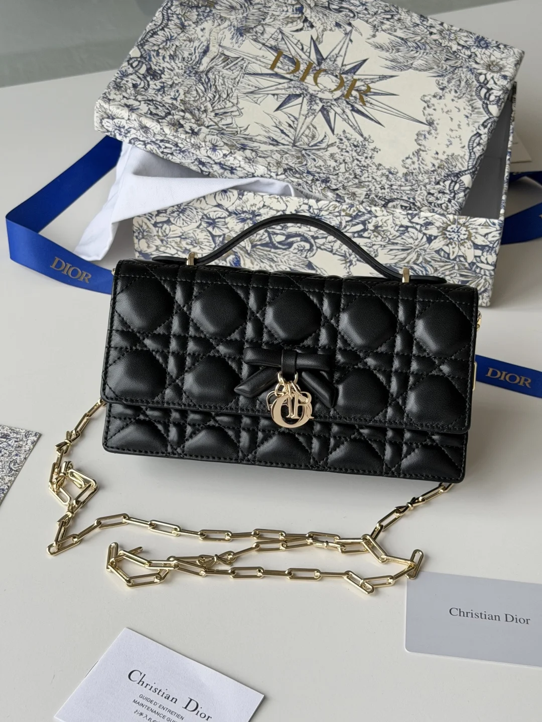 Dior S0984 Bowknot Pearl Chain Clutch Bag Women s Crossbody Bag Dior S0984 Bowknot Pearl Chain Clutch Bag Women s Crossbody Bag