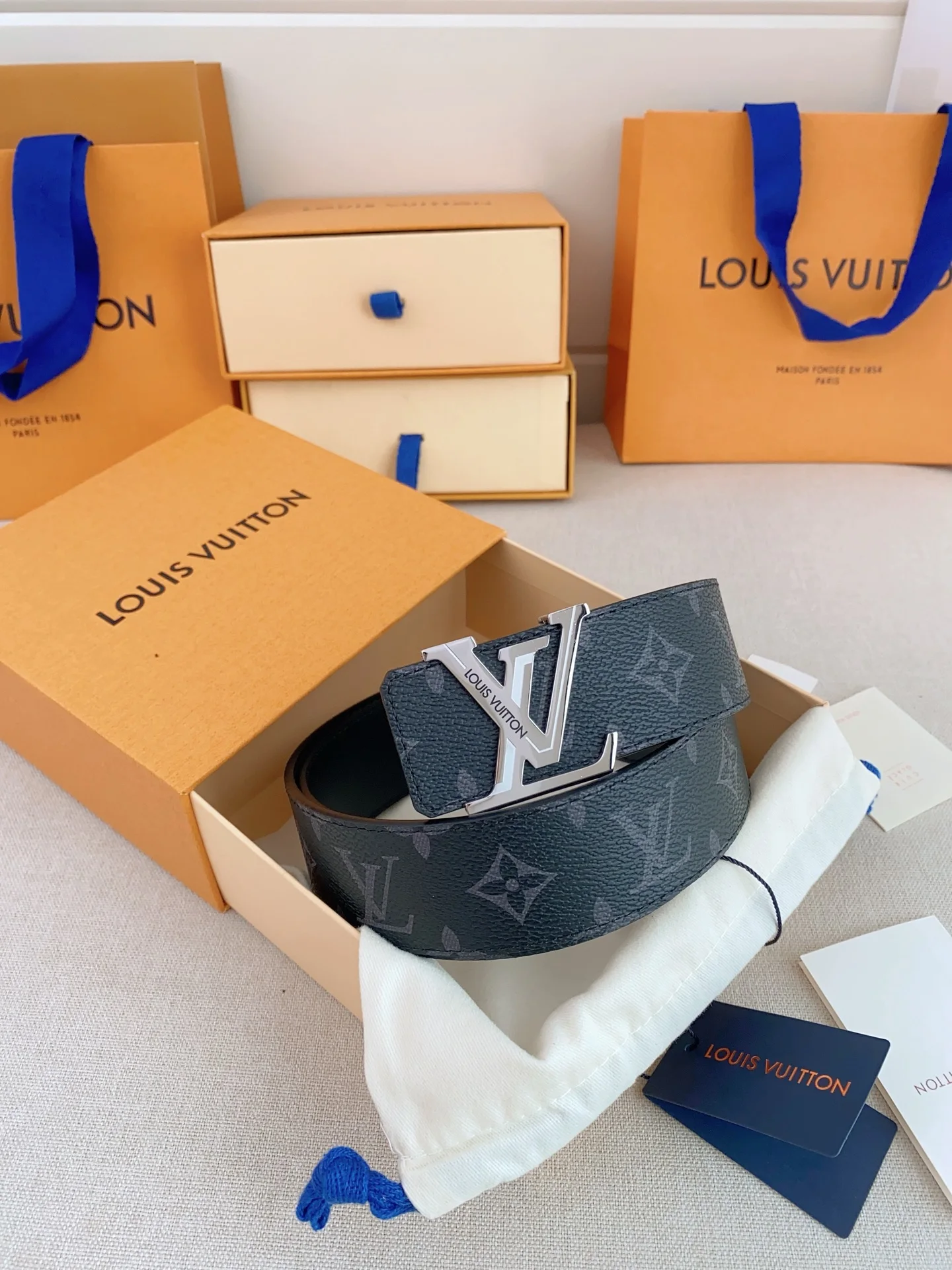 Louis Vuitton Premium Steel Buckle Double-Sided Belt Men s Belt Louis Vuitton Premium Steel Buckle Double-Sided Belt Men s Belt