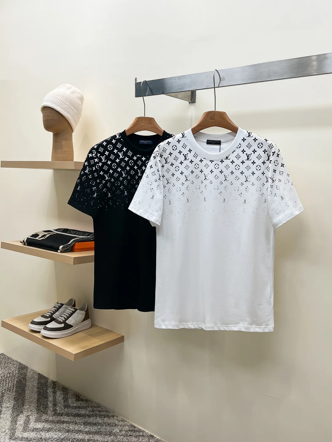 Louis Vuitton Unisex Casual Short Sleeve T-Shirt Louis Vuitton Unisex Casual Short Sleeve T-Shirt