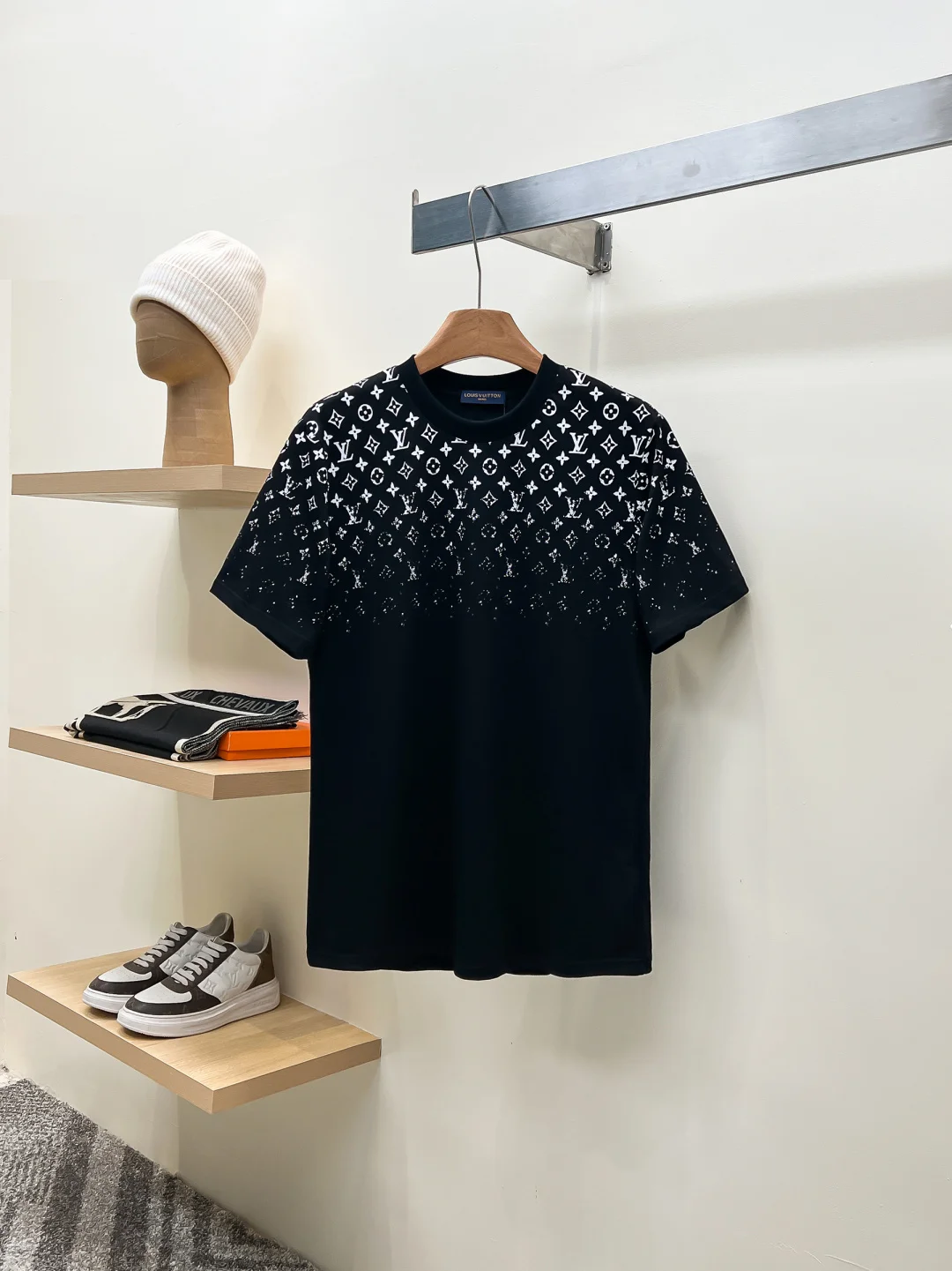 Louis Vuitton Unisex Casual Short Sleeve T-Shirt Louis Vuitton Unisex Casual Short Sleeve T-Shirt