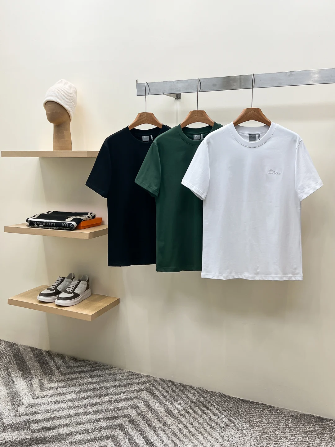 Dior Latest women s embroidered short-sleeve shirt Dior Latest women s embroidered short-sleeve shirt