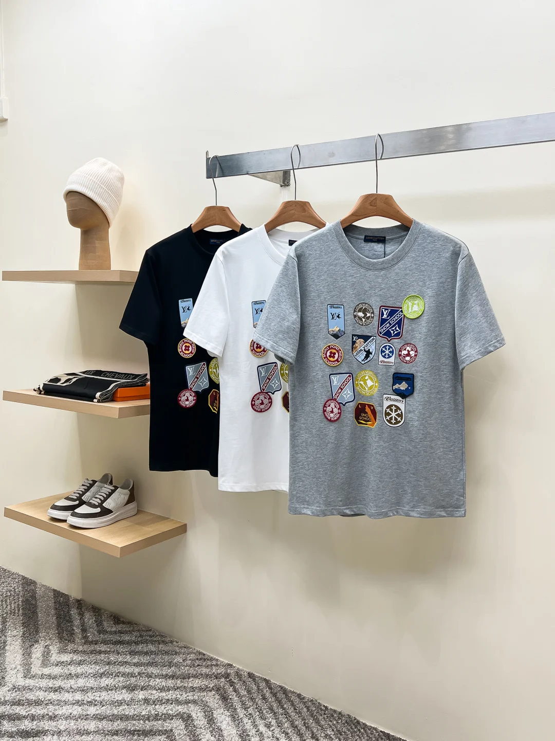 Louis Vuitton Men s Casual Short Sleeve T-Shirt Louis Vuitton Men s Casual Short Sleeve T-Shirt