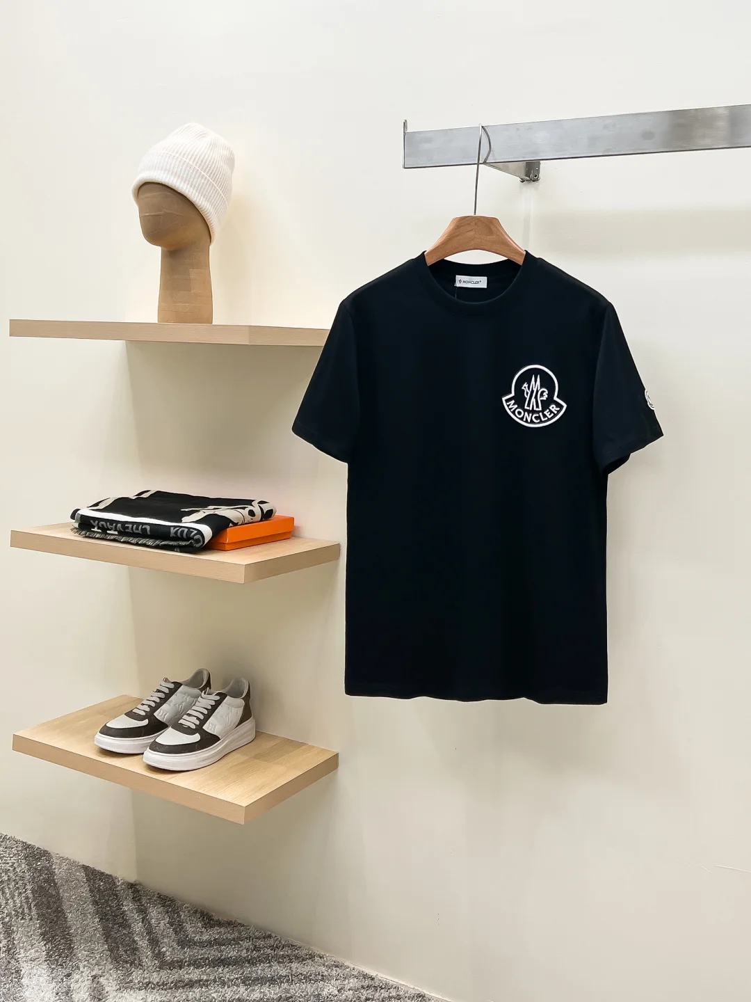 Moncler Unisex Casual Round Neck Short Sleeve T-Shirt Moncler Unisex Casual Round Neck Short Sleeve T-Shirt