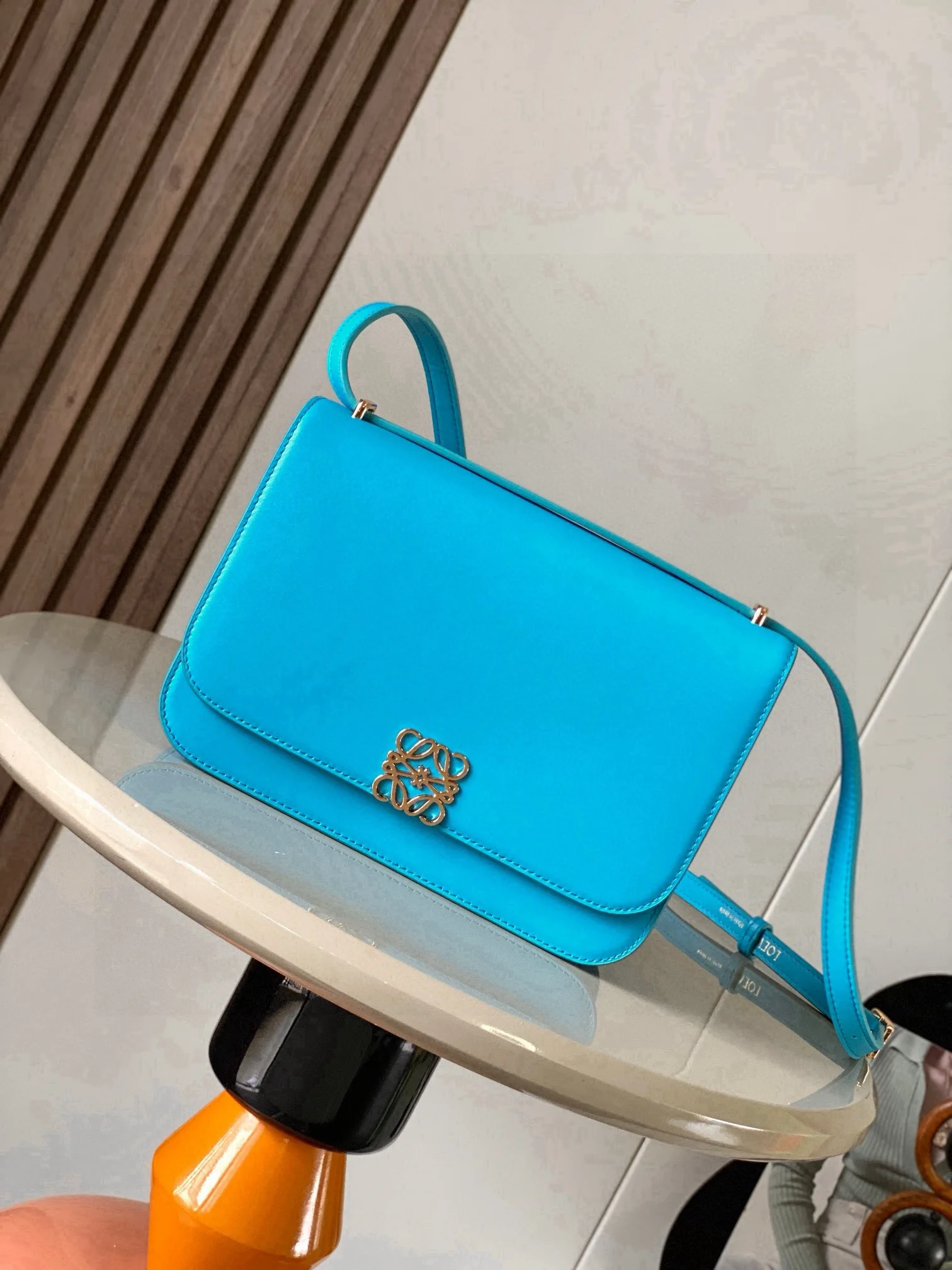 Loewe 9067 Silk Cowhide Leather Handbag Women s Crossbody Bag Loewe 9067 Silk Cowhide Leather Handbag Women s Crossbody Bag