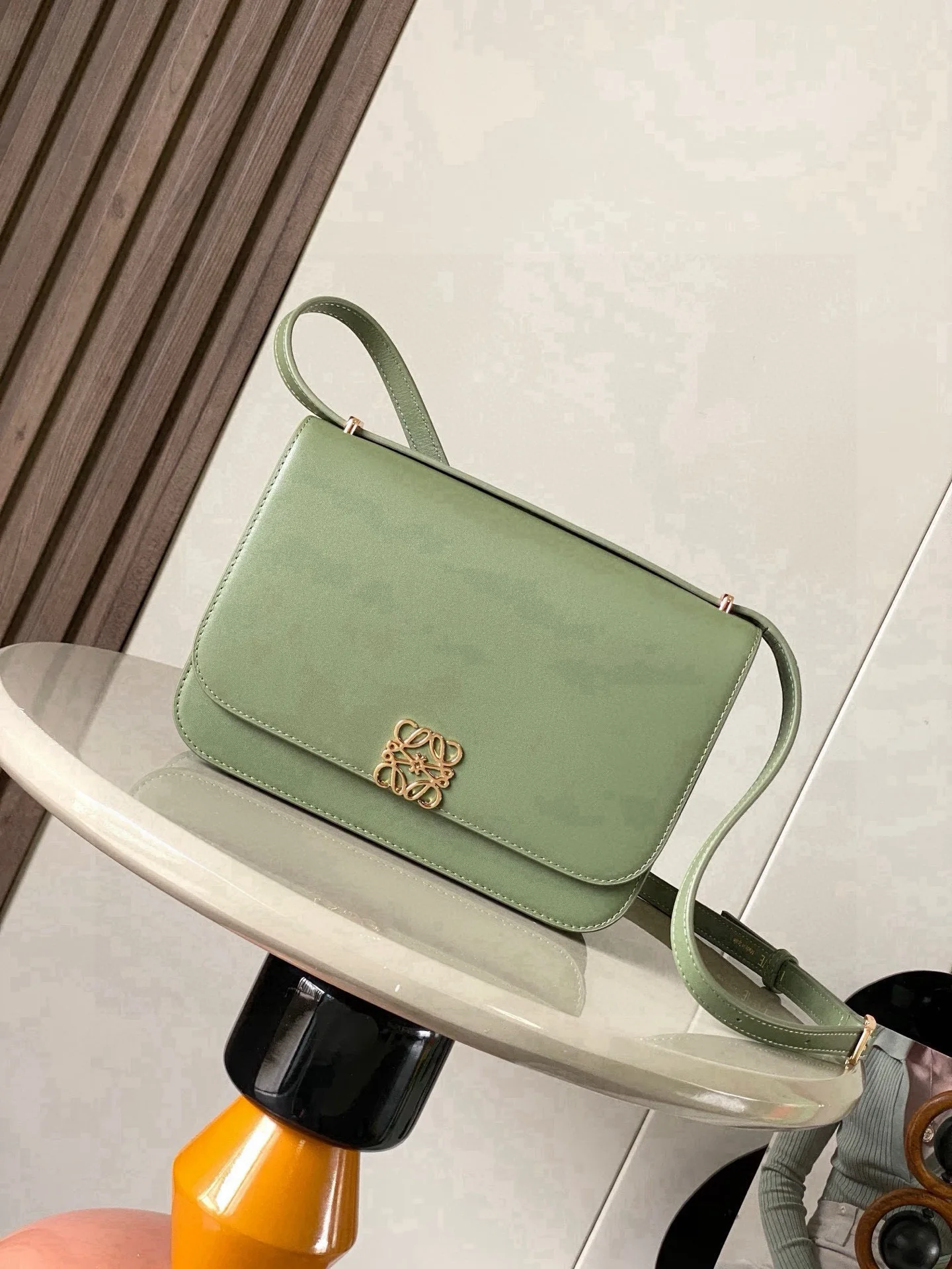 Loewe 9067 Silk Cowhide Leather Handbag Women s Crossbody Bag Loewe 9067 Silk Cowhide Leather Handbag Women s Crossbody Bag